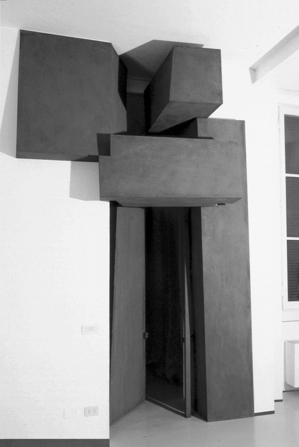 S.F. 67 porta di Casa Sala, Milano, 1999, acciaio ossidato, cm 395x210