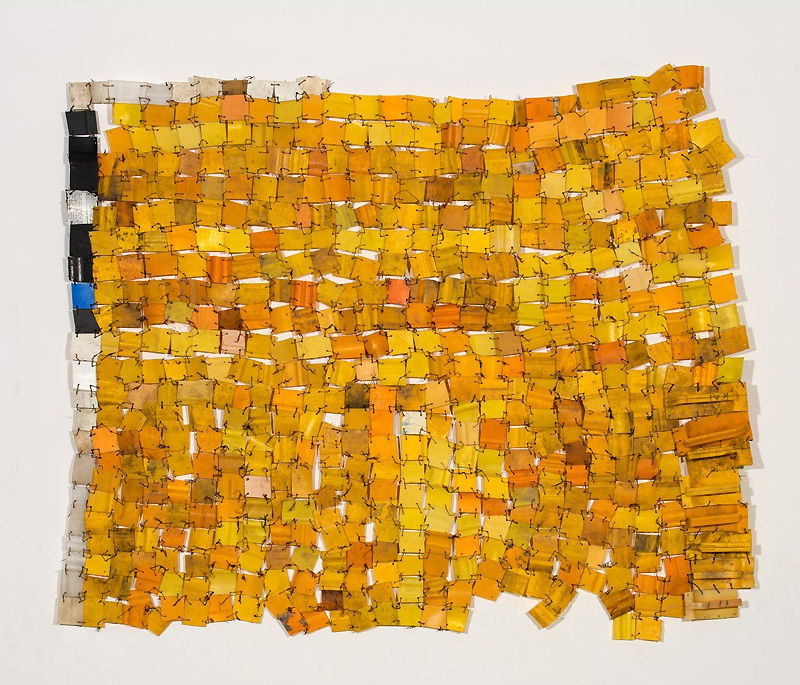 Returned Favor, 2019, plastica e fil di ferro, 130x137 cm.