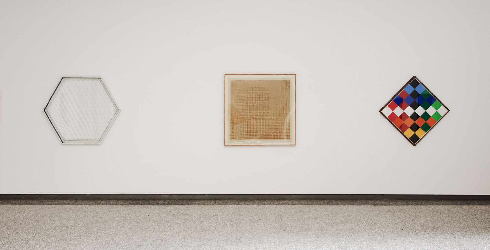 Veduta della mostra con le opere di Agnetti, Dadamaino e Max Bill. (Da sinistra verso destra)