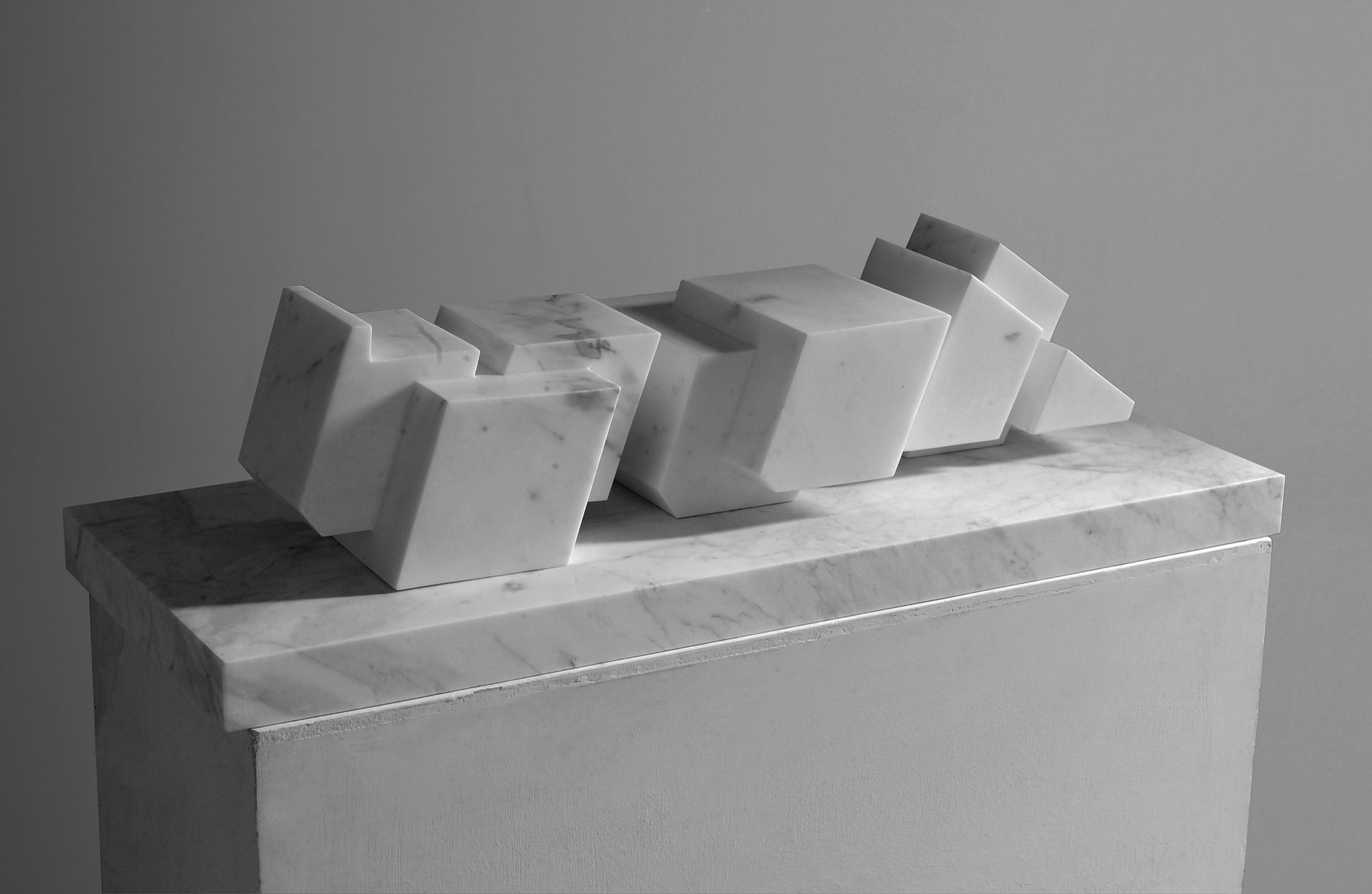 Dinamismo statico, 2004, marmo di Carrara, cm 90x18x35