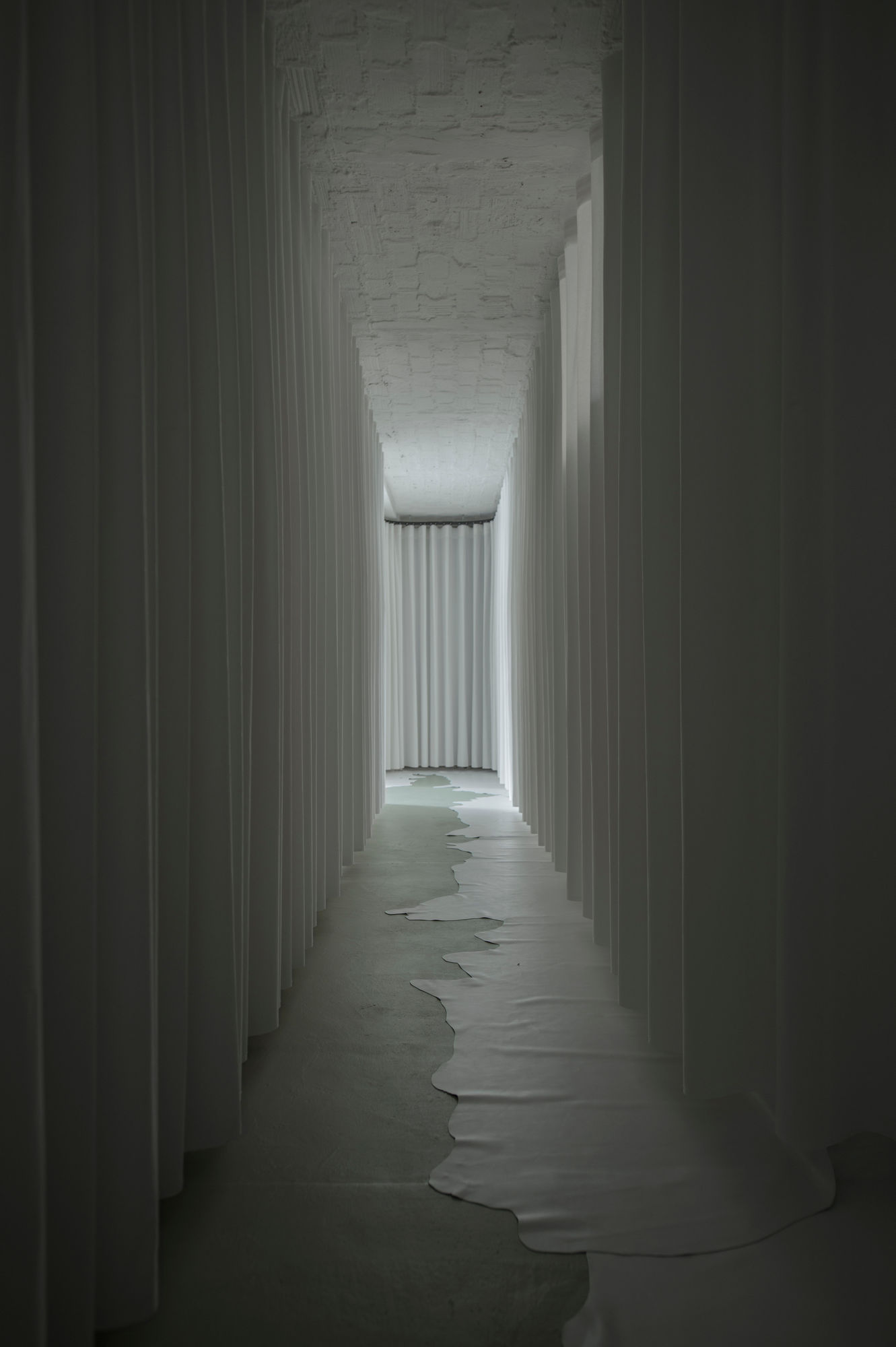 Installation view Give Chase, Guts, Berlin (2022) | Photo: Charlie B. Click