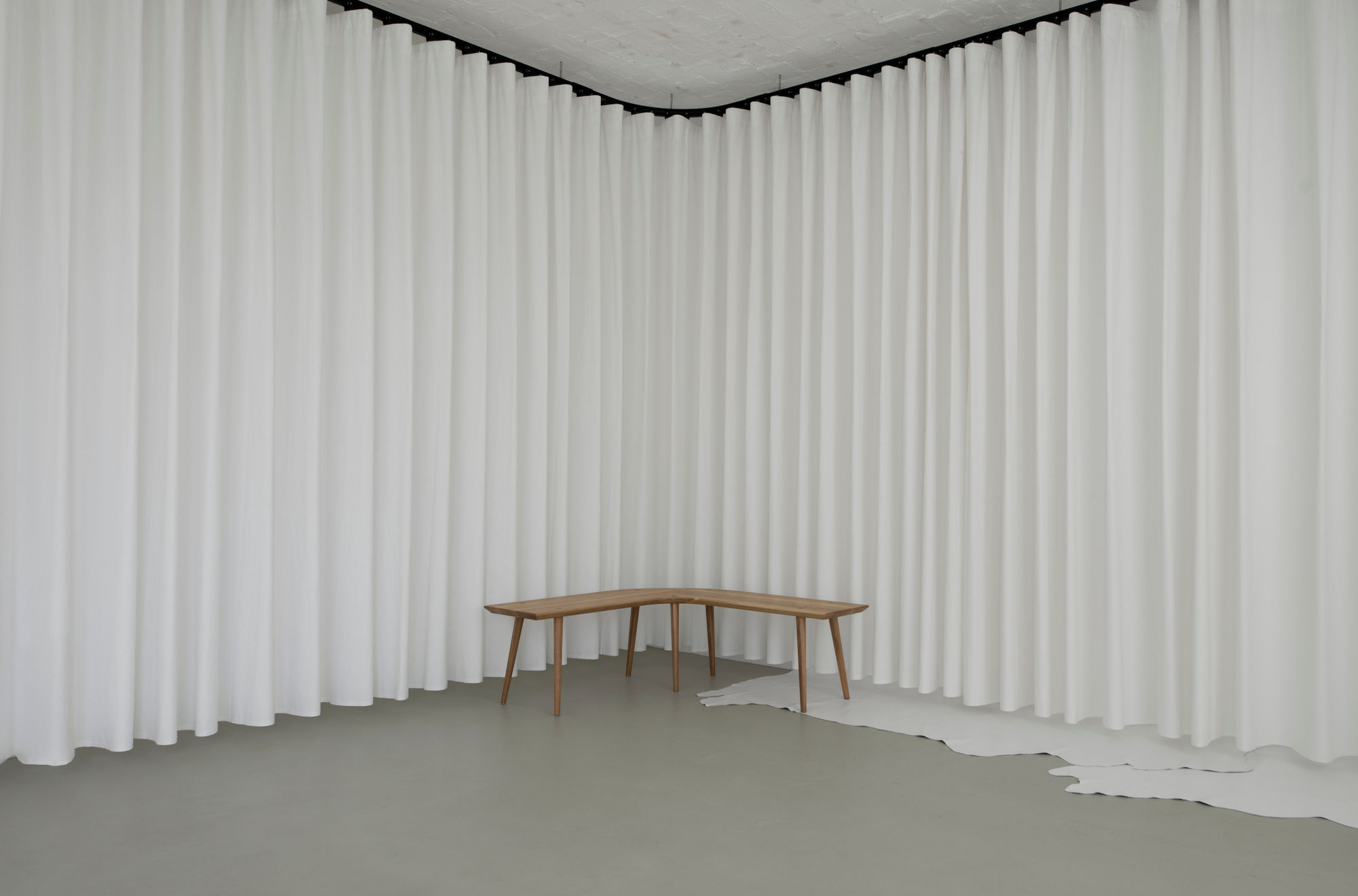 Installation view Give Chase, Guts, Berlin (2022) | Photo: Charlie B. Click