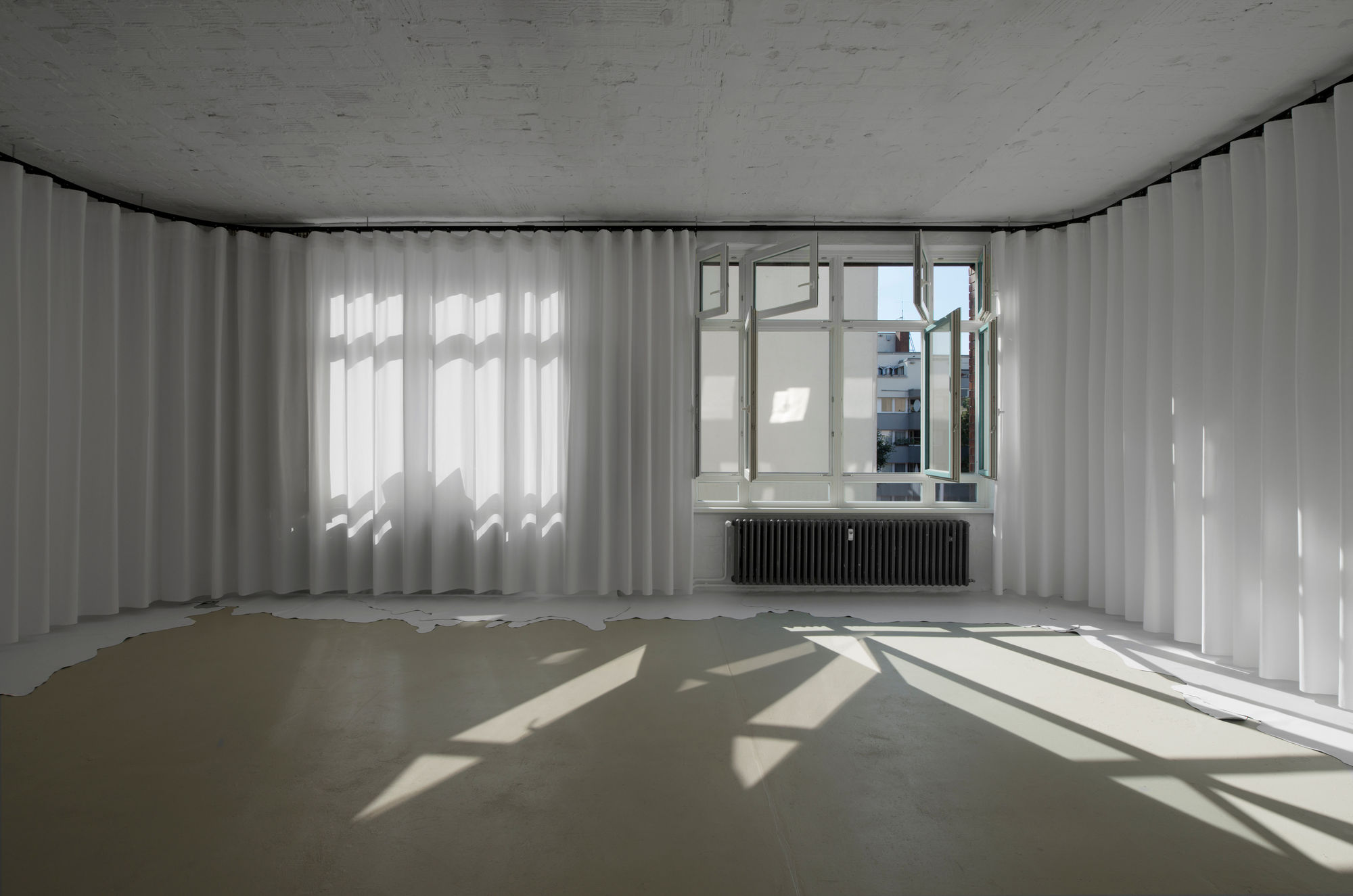 Installation view Give Chase, Guts, Berlin (2022) | Photo: Charlie B. Click