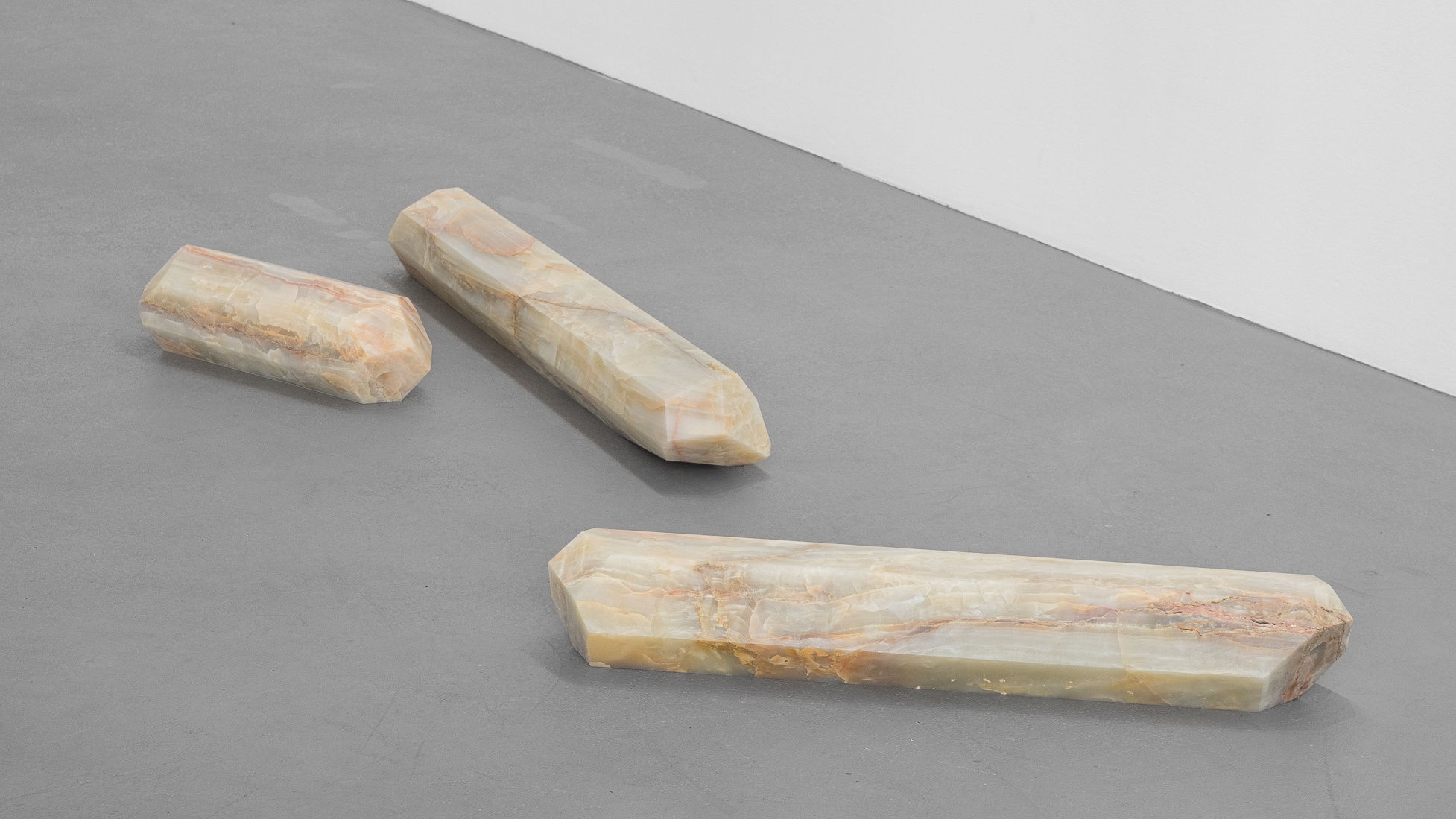 Lou Jaworski, JET Y, 2023, Persian Onyx | Photo: Dirk Tacke