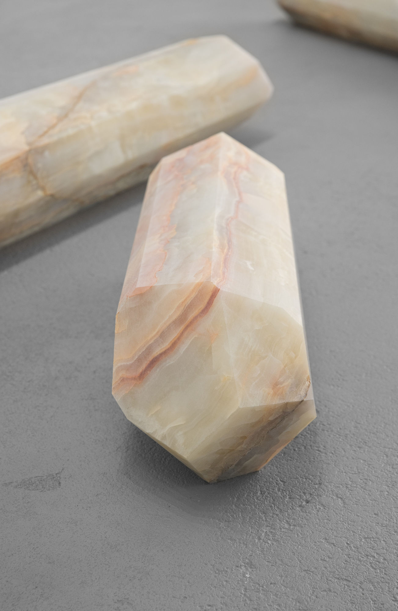 Lou Jaworski, JET Y, 2023, Persian Onyx | Photo: Dirk Tacke