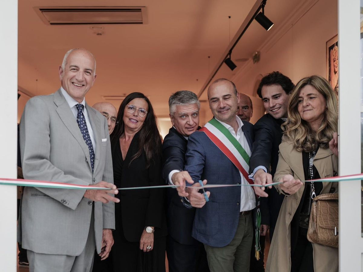 Mimmo Rotella: Il Genio Poliedrico - Cinque Tecniche a Confronto