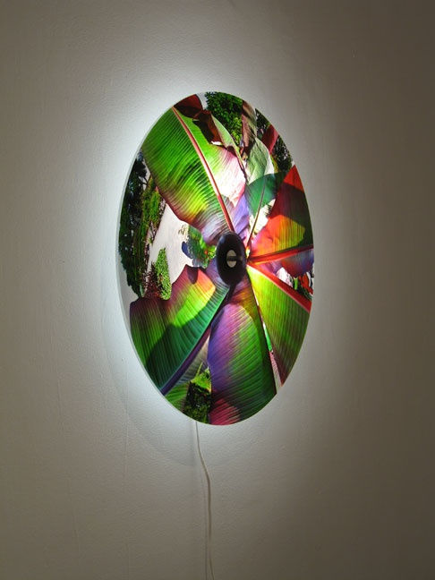 Luc Courchesne, 030815-3 (Montréal), 2003-2006, duratran monté sur plexi, laminé lexan, dispositif rotatif, ampoule fluorescente et tranformateur, 24 cm diam., édition de 5