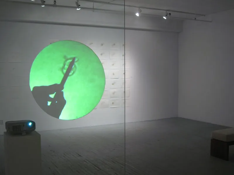 Annie Thibault, Apprivoisements fugaces: La danse d’Euglena (cercle vert), 2006, projection lumineuse, 44 cm diam., 4:57 minutes