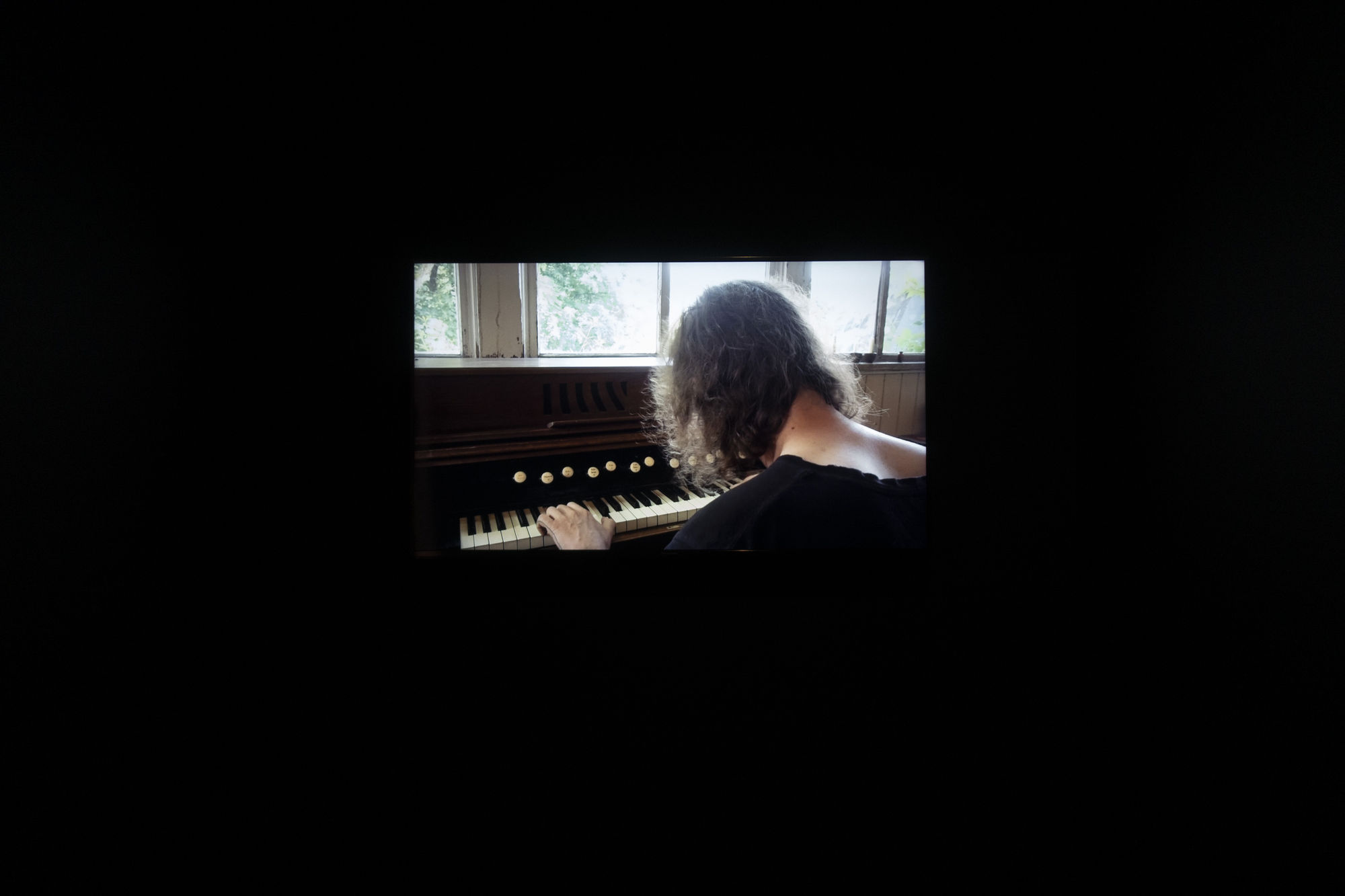 Chih-Chien Wang: Lac bleu, terre rose, sphère rapiécée, plaie fraîche