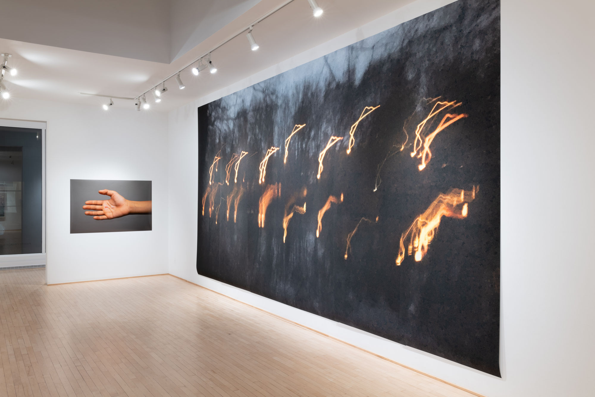 Chih-Chien Wang: Lac bleu, terre rose, sphère rapiécée, plaie fraîche