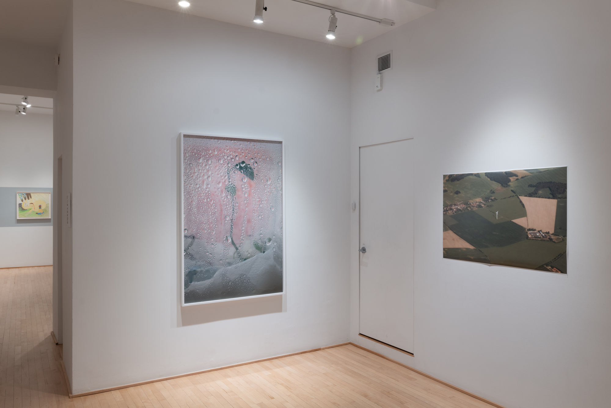 Chih-Chien Wang: Lac bleu, terre rose, sphère rapiécée, plaie fraîche