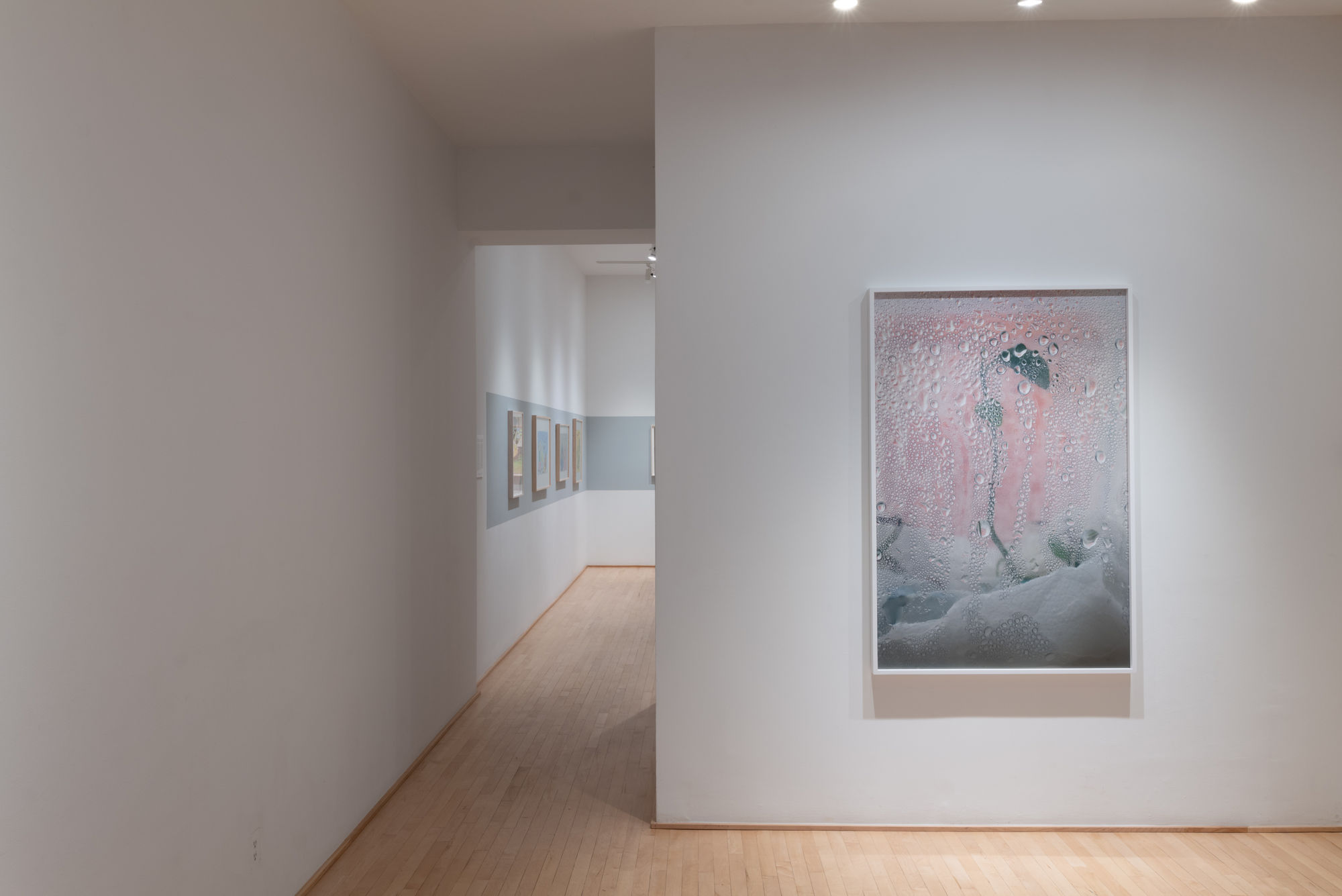 Chih-Chien Wang: Lac bleu, terre rose, sphère rapiécée, plaie fraîche