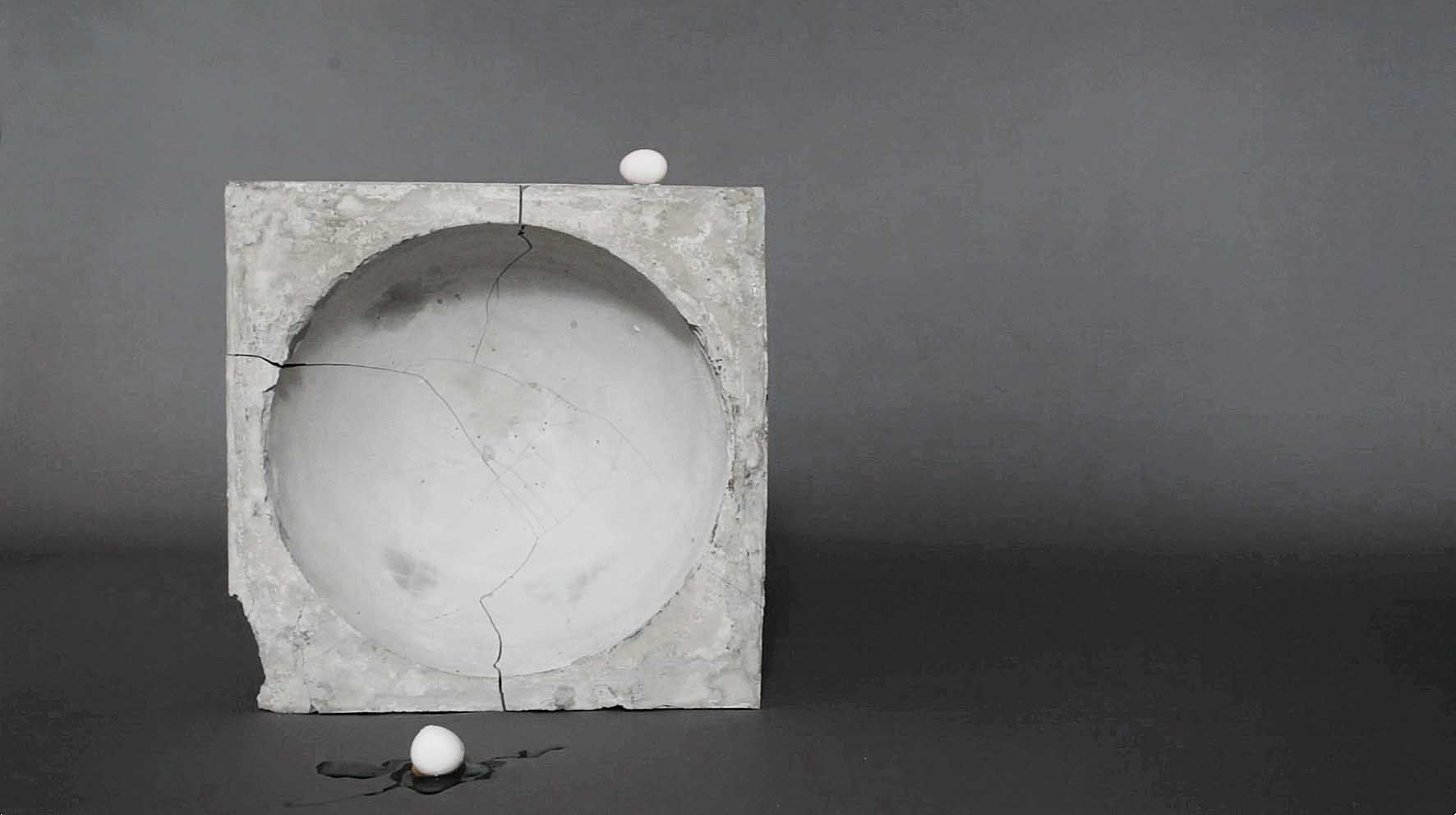 Fatma Bucak, It Was Not Able to Prevent the Fall, 2013, Video