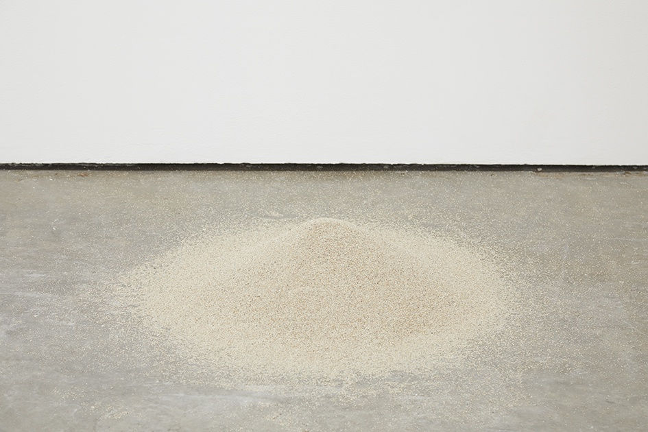 Barry Flanagan, sand pour, 1968, Sculpture, Sand, Dimensions variable Courtesy: The Estate Of Barry Flanagan, Ikon Gallery, Birmingham, 2019, photo, Stuart Whipps
