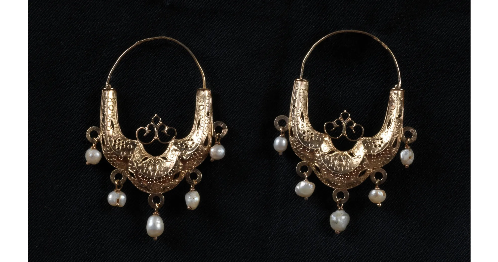 ARCHAEOLOGICAL REVIVAL GOLD EARRINGS WITH PEARLS, SANT'ANGELO IN VADO, SECOND HALF OF THE 19TH CENTURY
