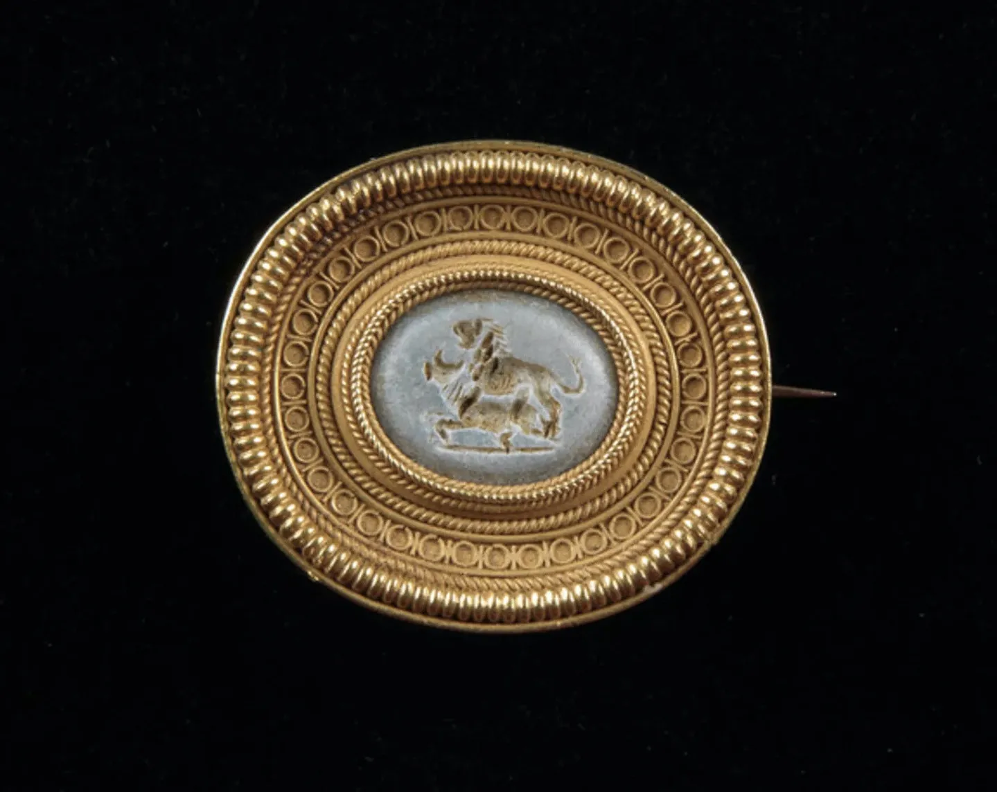 ROMAN WORKSHOP, GOLD BROOCH WITH FILIGREE DECORATIONS, SECOND HALF 19TH CENTURY