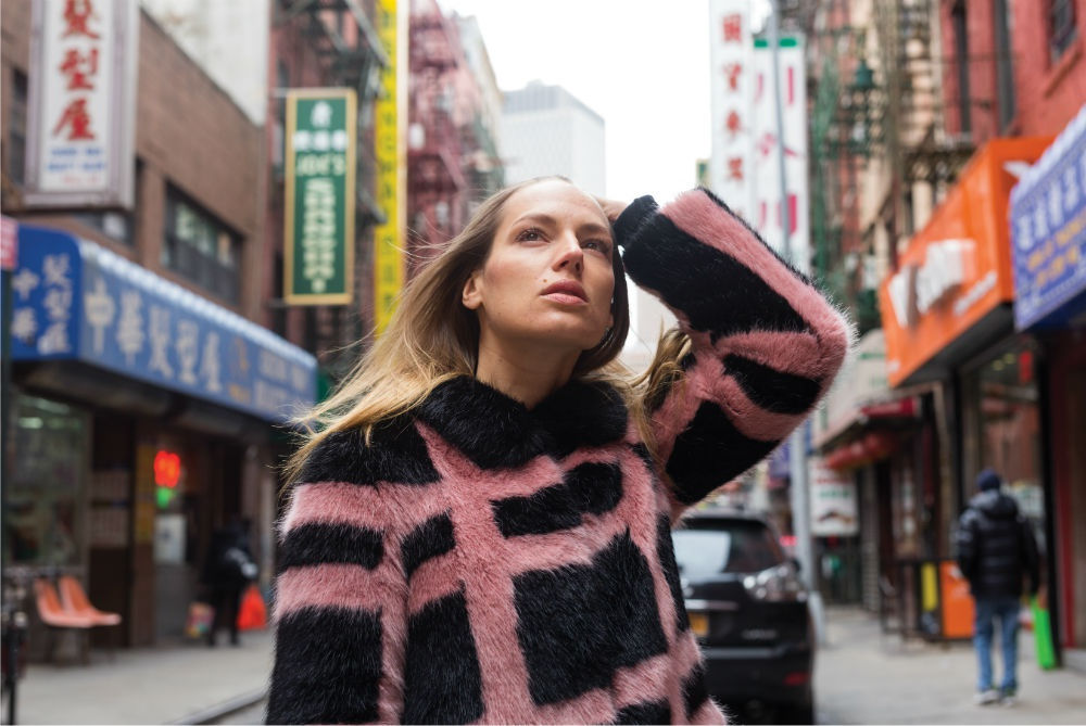 YIGAL OZERI - UNTITLED; A NEW YORK STORY - 2019 - OIL ON CANVAS - 30 X 45 CM