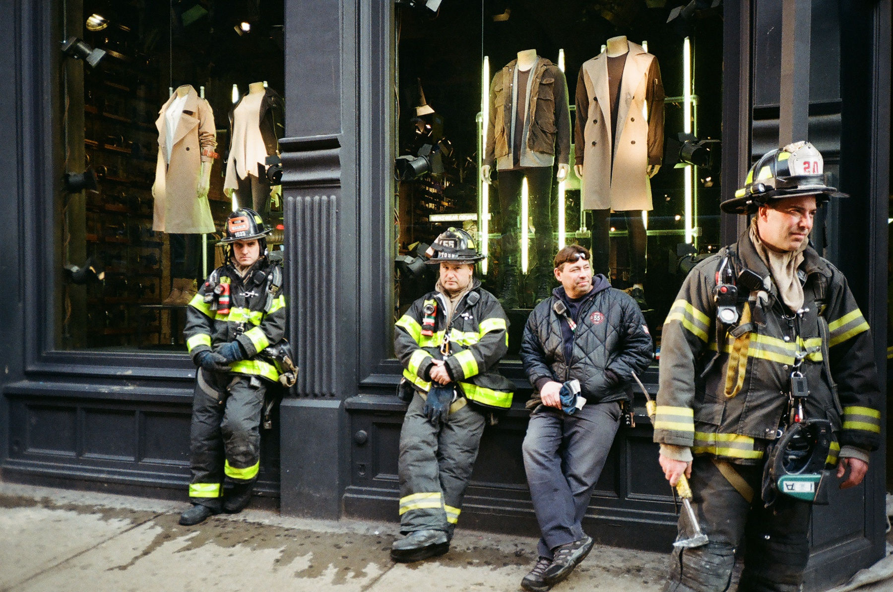 YIGAL OZERI - UNTITLED; A NEW YORK STORY - 2019 - OIL ON PAPER MOUNTED ON WOOD - 30 X 45 CM