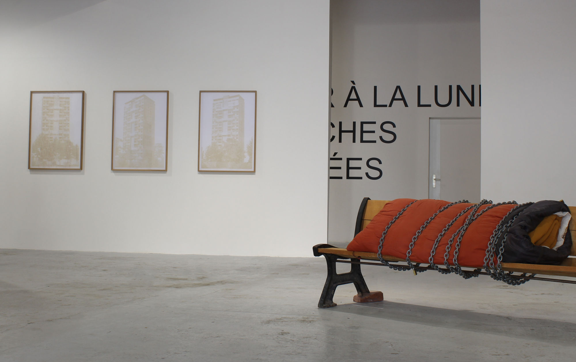 Vue de l'exposition "Merdre !" réalisée en collaboration avec Vidéochroniques, avec notamment les éditions d' Anne-Valérie Gasc