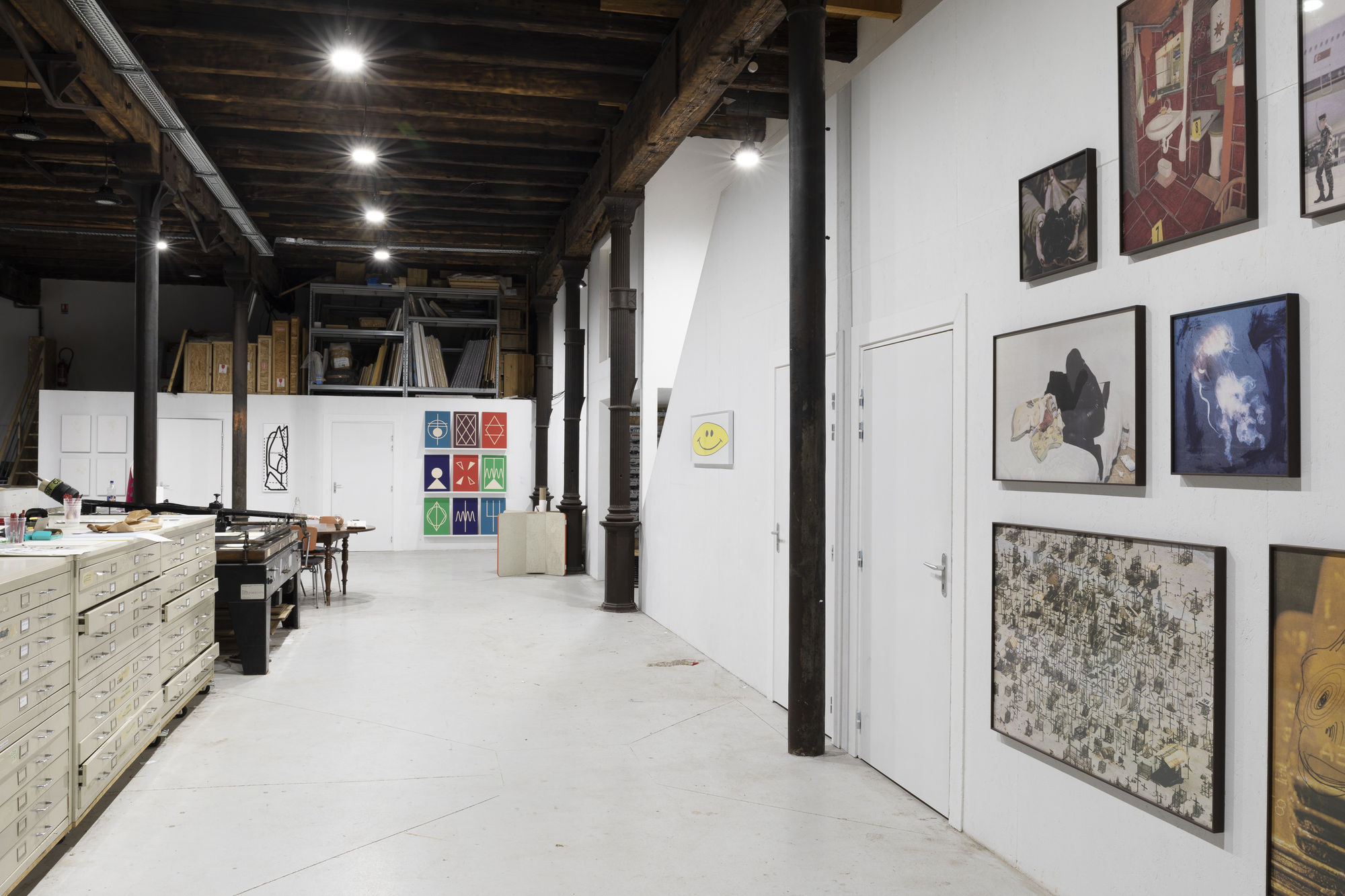 Vue de l'exposition "Printed" à l'atelier TCHIKEBE à Marseille, dans ses nouveaux locaux de la rue Duverger avec des éditions inédites de Claude Closky, Anne-Valérie Gasc, Jean-Luc Moulène, Bruno Peinado et Julien Prévieux.