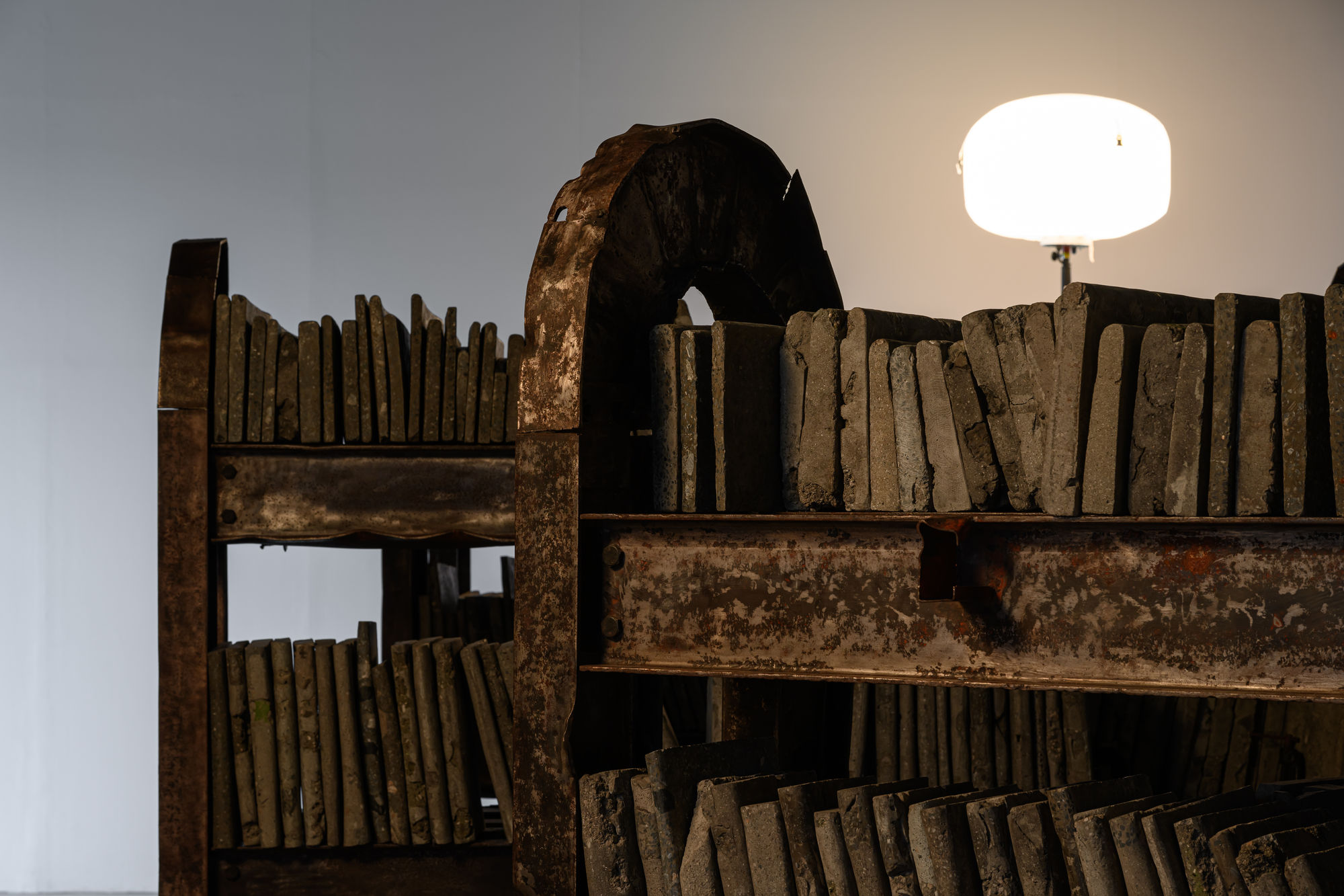 夜與靈魂｜2026｜鋼樑．混凝土（地震倒塌之建築物殘骸）．鵝卵石．黑大理石．黑曜石．石墨．金屬夾具｜226 x 272 x76 cm (前)、230 x 283 x79 cm (中)、233 x 282 x78.5 cm (後)。王世邦攝影。