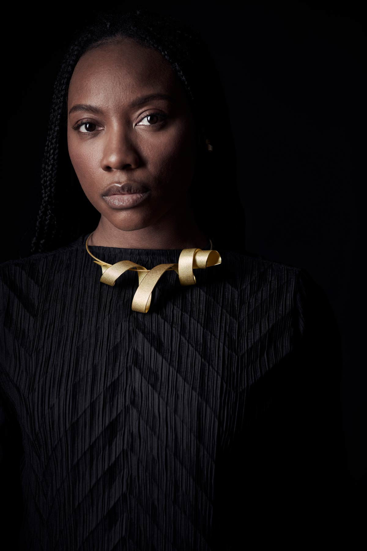 Model wearing Calligraphy statement ring by Ute Decker in 18 kt Fairtrade gold. 