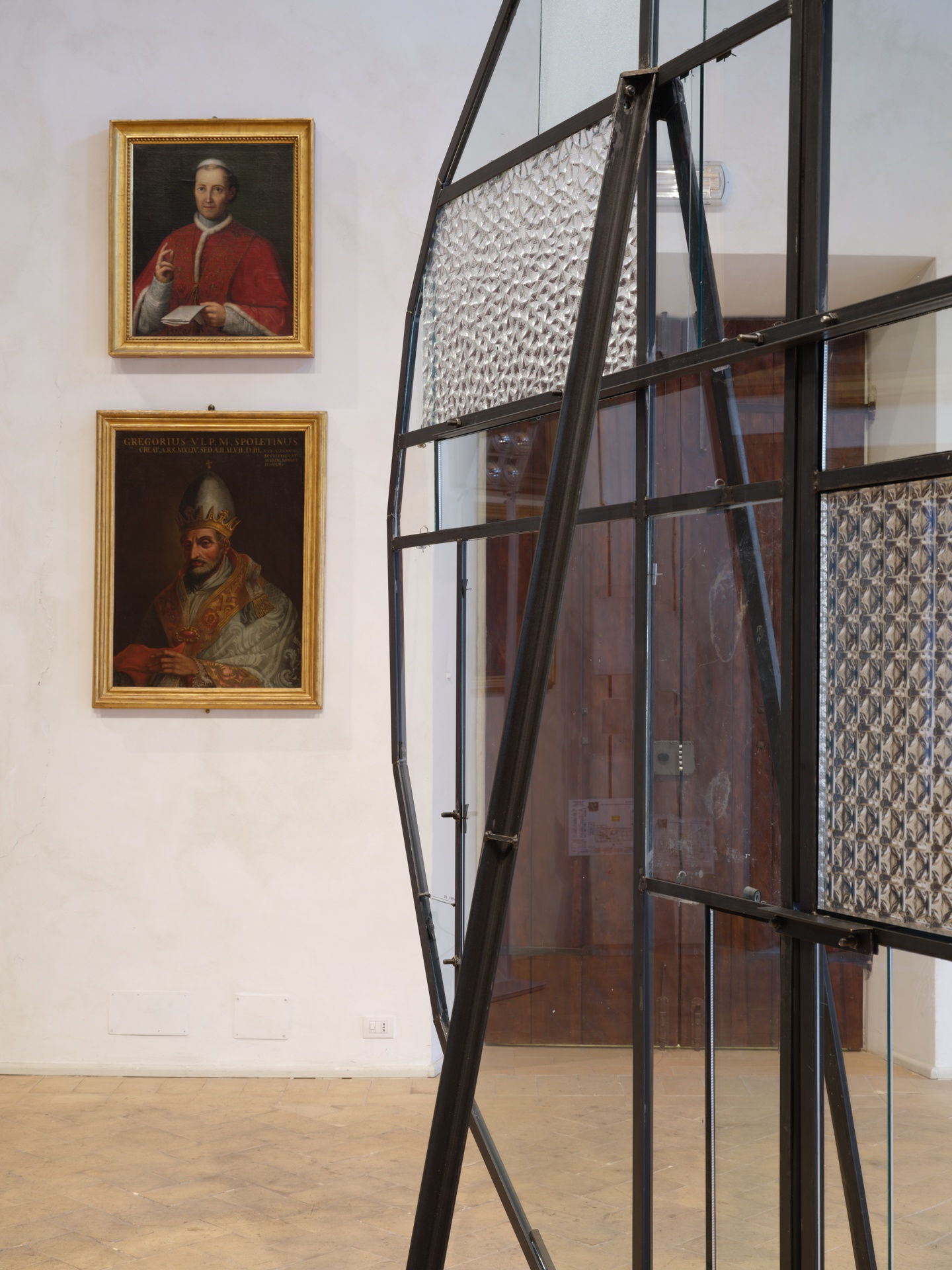 Fabrizio Prevedello, Rosone (186), 2017. Steel, rubber, glass, 311 × 284 × 200 cm, detail. Installation view on the occasion of the exhibition Senza mai sfiorire. Densità e leggerezza nella scultura italiana contemporanea, curated by Saverio Verini, Palazzo Collicola, Spoleto. Courtesy of the artist. Ph. Giuliano Vaccai