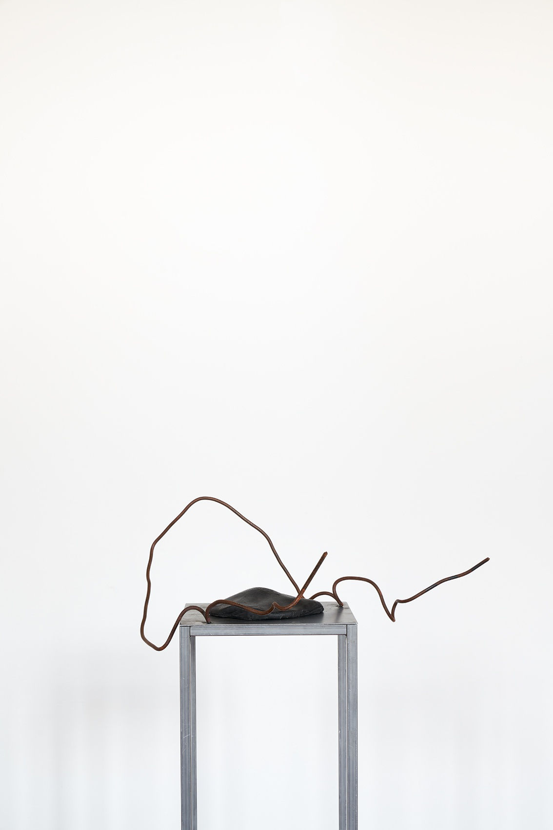 Cacciata dal Paradiso (La resa) (Caption Series), 2020, dark grey stoneware, powdered oxide, self-polishing wax, rusty iron rod. Ph Giorgio Benni