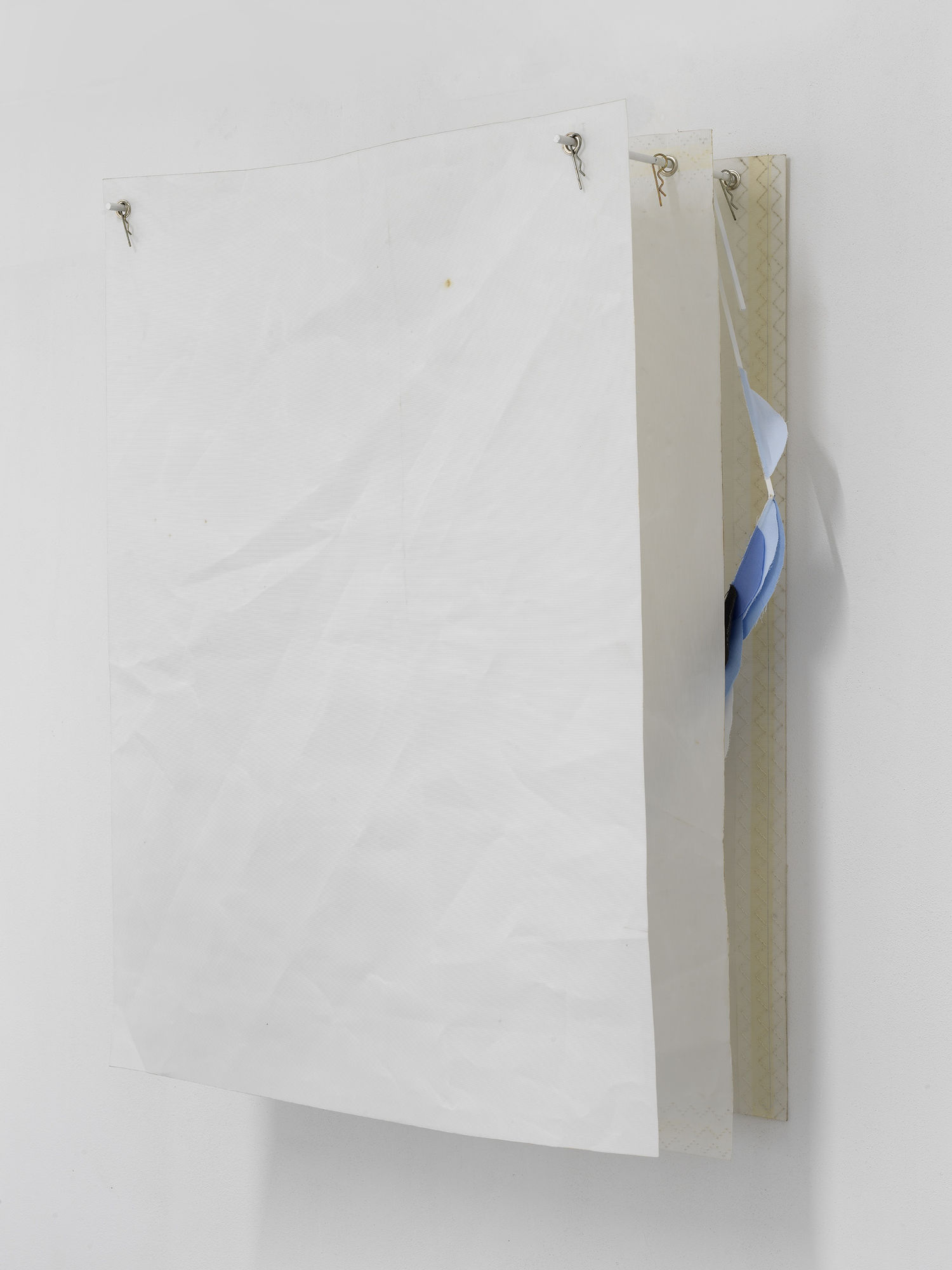 Fabrizio Prevedello, Senza titolo (161), 2016, dacron, steel, fabric, paint, cm 103x77x33, Ph Dario Lasagni