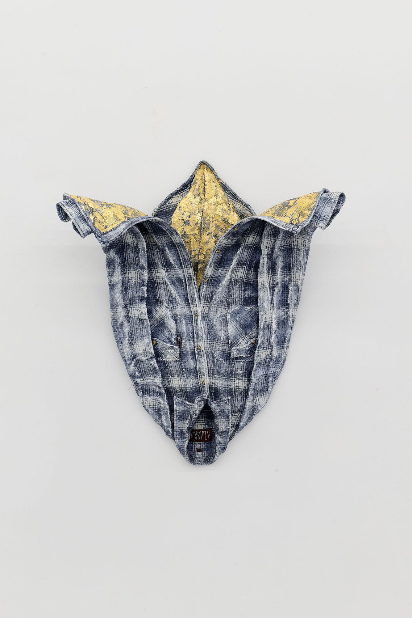 Kaarina Kaikkonen, Unfolding Hope, 2025, men’s shirt, gold, mixed media, cm 76 x 71 x 24 Ph. Roberto Apa