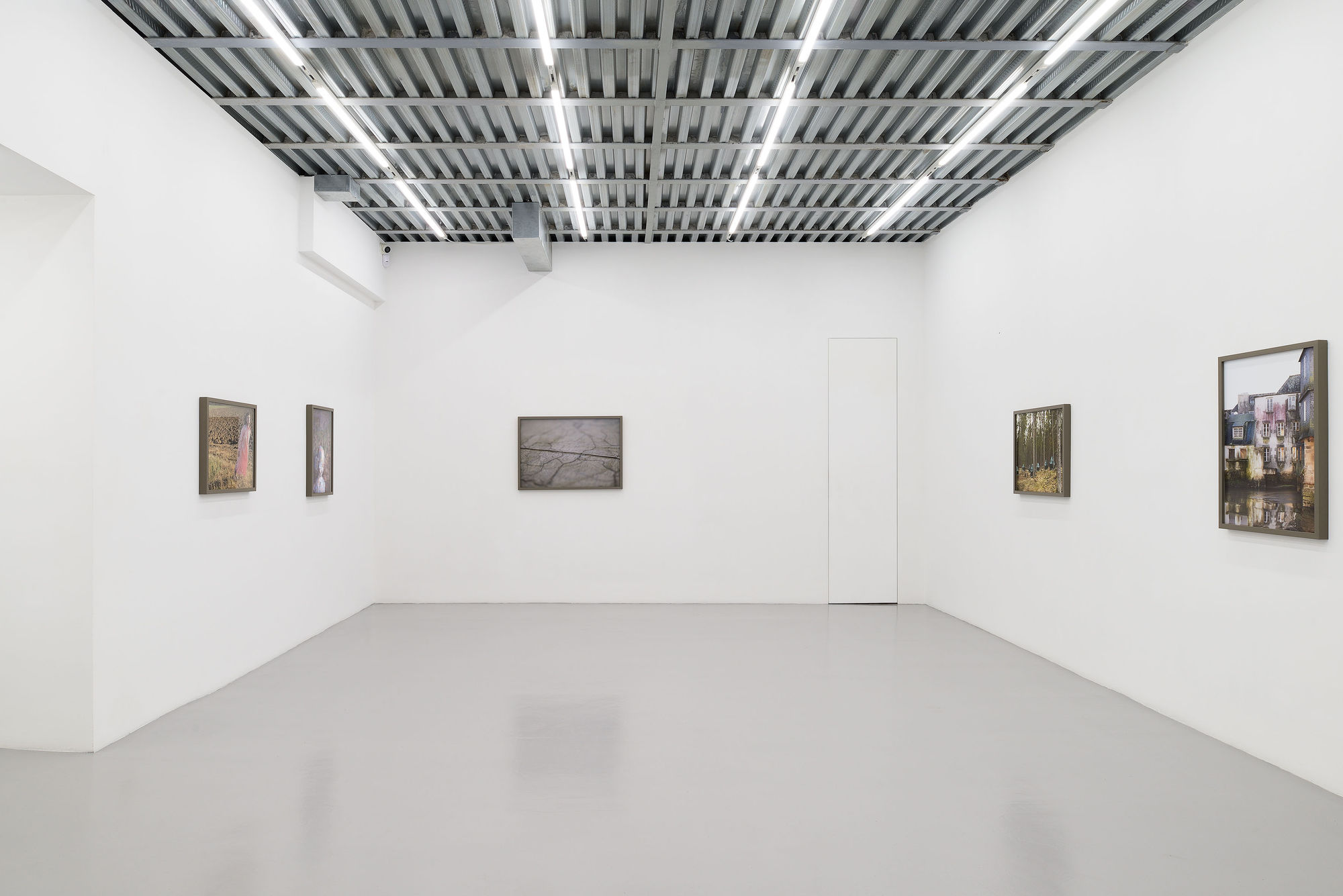 Installation View | Silvia Camporesi, Uno strappo nel cielo di carta, z2o Sara Zanin, 2026 Ph. Roberto Apa