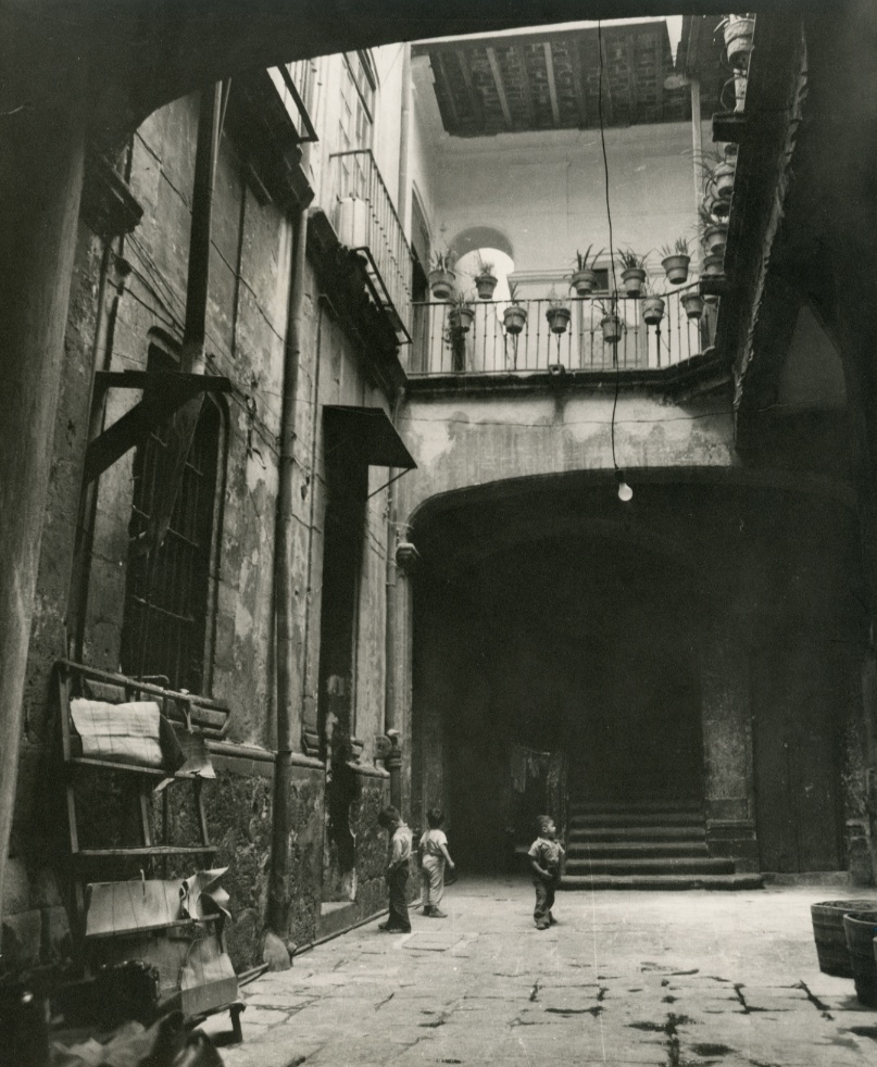 Kati Horna, Calle Moneda en el Patio, Mexico