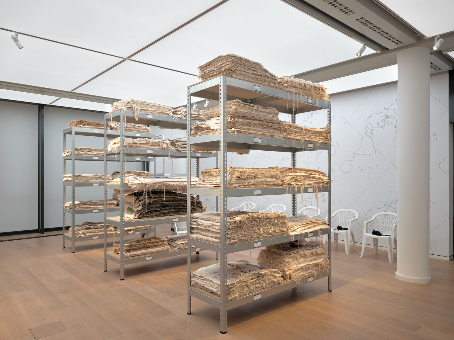 vista de instalaci&oacute;n de oscar murillo: collective osmosis, das minsk y museum barberini, potsdam, 2026. foto: tim bowdich, cortes&iacute;a del artista. copyright &copy; oscar murillo