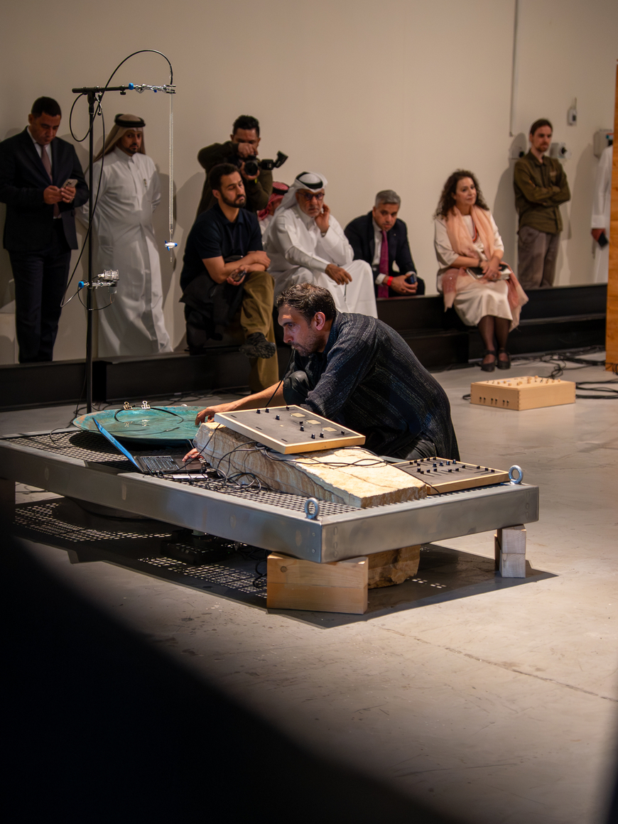 performance de tarek atoui: waters&rsquo; witness,&nbsp;arab museum of modern art, doha, 2026. cortes&iacute;a del artista.