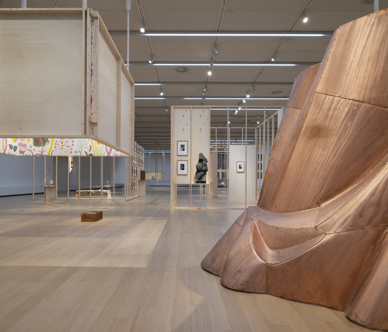 vista de instalaci&oacute;n&nbsp;danh vo, stedelijk museum amsterdam, 2026. foto: peter tijhuis