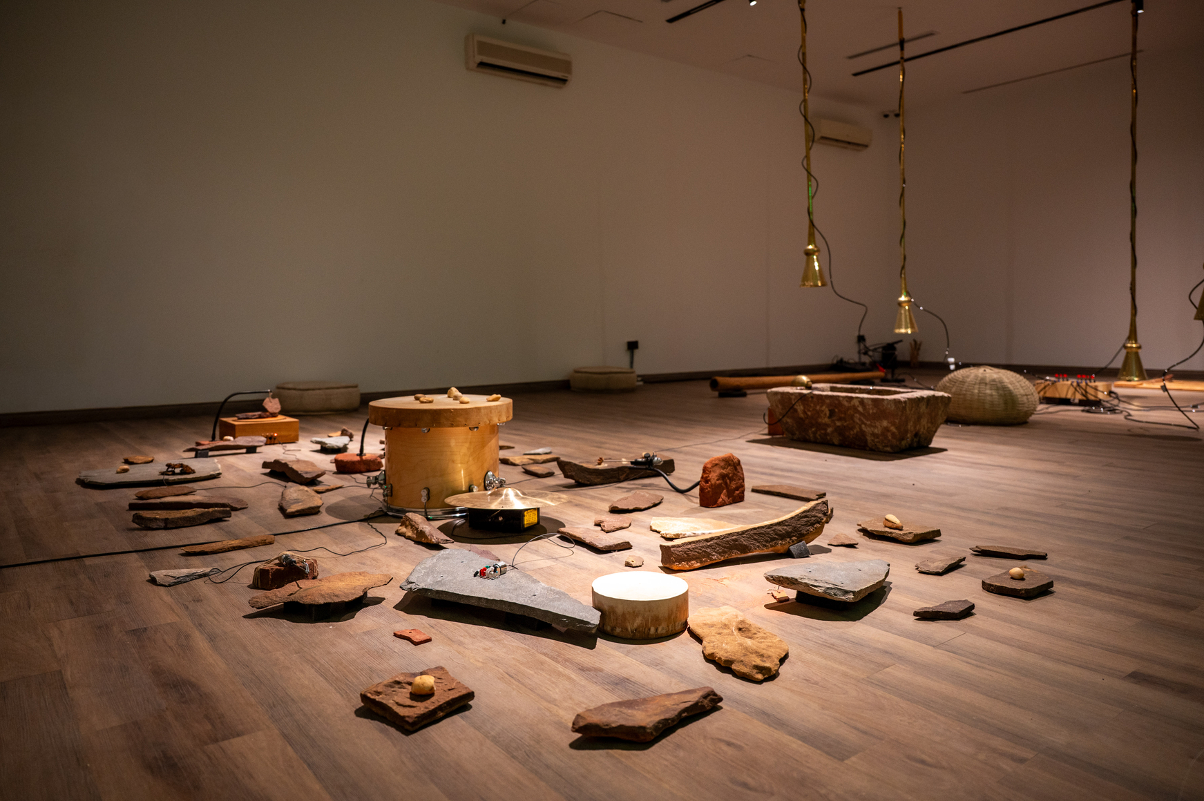 vista de instalaci&oacute;n de tarek atoui: phonolites, alwarsha, alula, 2026. foto: nick jackson, 