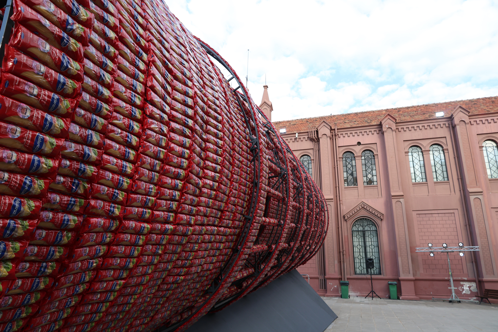 vista de instalaci&oacute;n&nbsp;marta minuj&iacute;n: la&nbsp;torre de pisa de spaghettis,&nbsp;centro cultural recoleta, buenos aires, 2025. cortes&iacute;a de la artista
