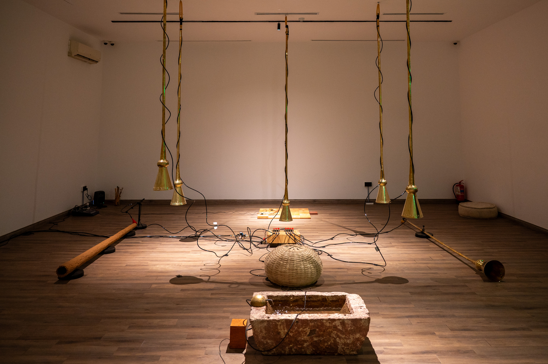 vista de instalaci&oacute;n de tarek atoui: phonolites, alwarsha, alula, 2026. foto: nick jackson, 