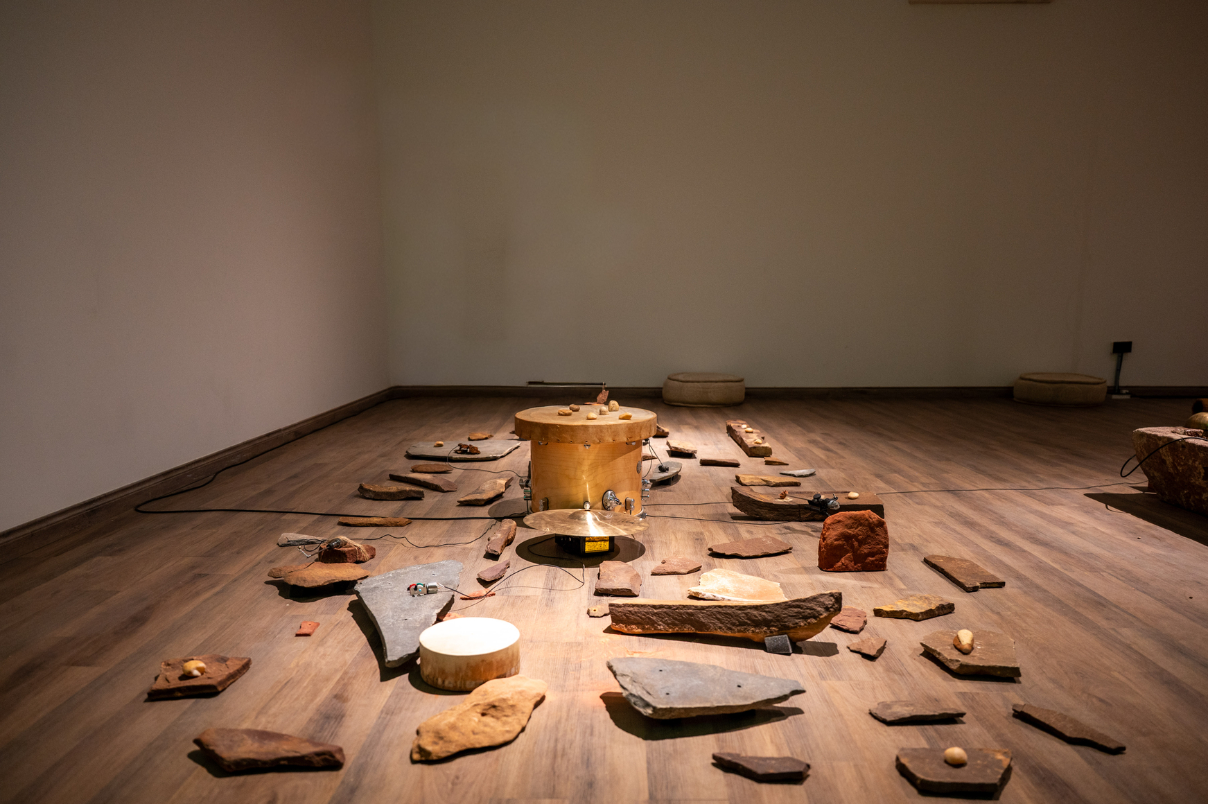 vista de instalaci&oacute;n de tarek atoui: phonolites, alwarsha, alula, 2026. foto: nick jackson, 