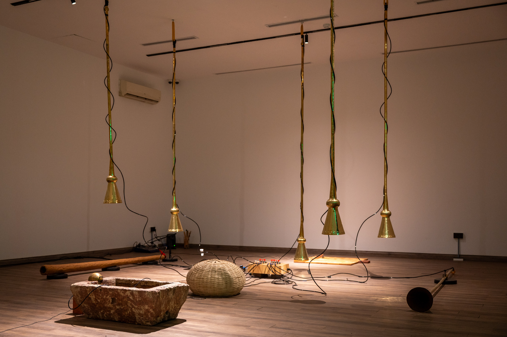 vista de instalaci&oacute;n de tarek atoui: phonolites, alwarsha, alula, 2026. foto: nick jackson, 