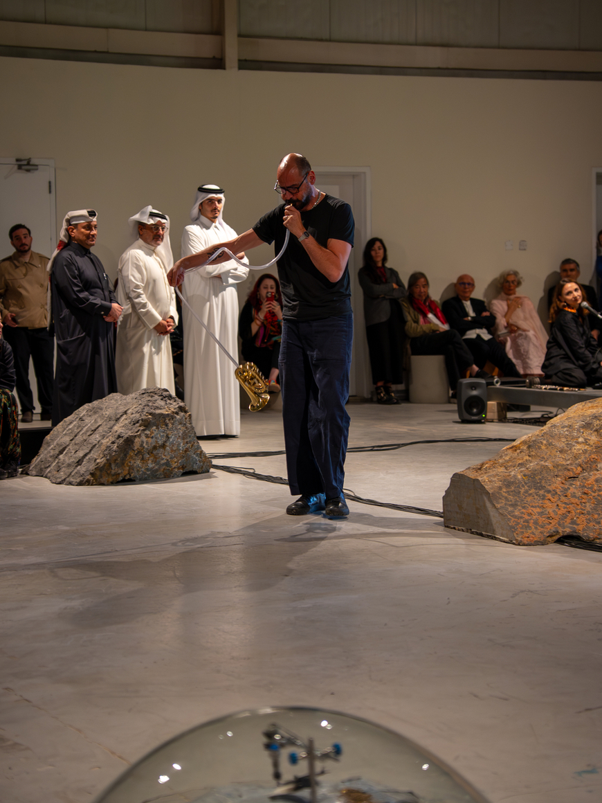 performance de tarek atoui: waters&rsquo; witness,&nbsp;arab museum of modern art, doha, 2026. cortes&iacute;a del artista., 