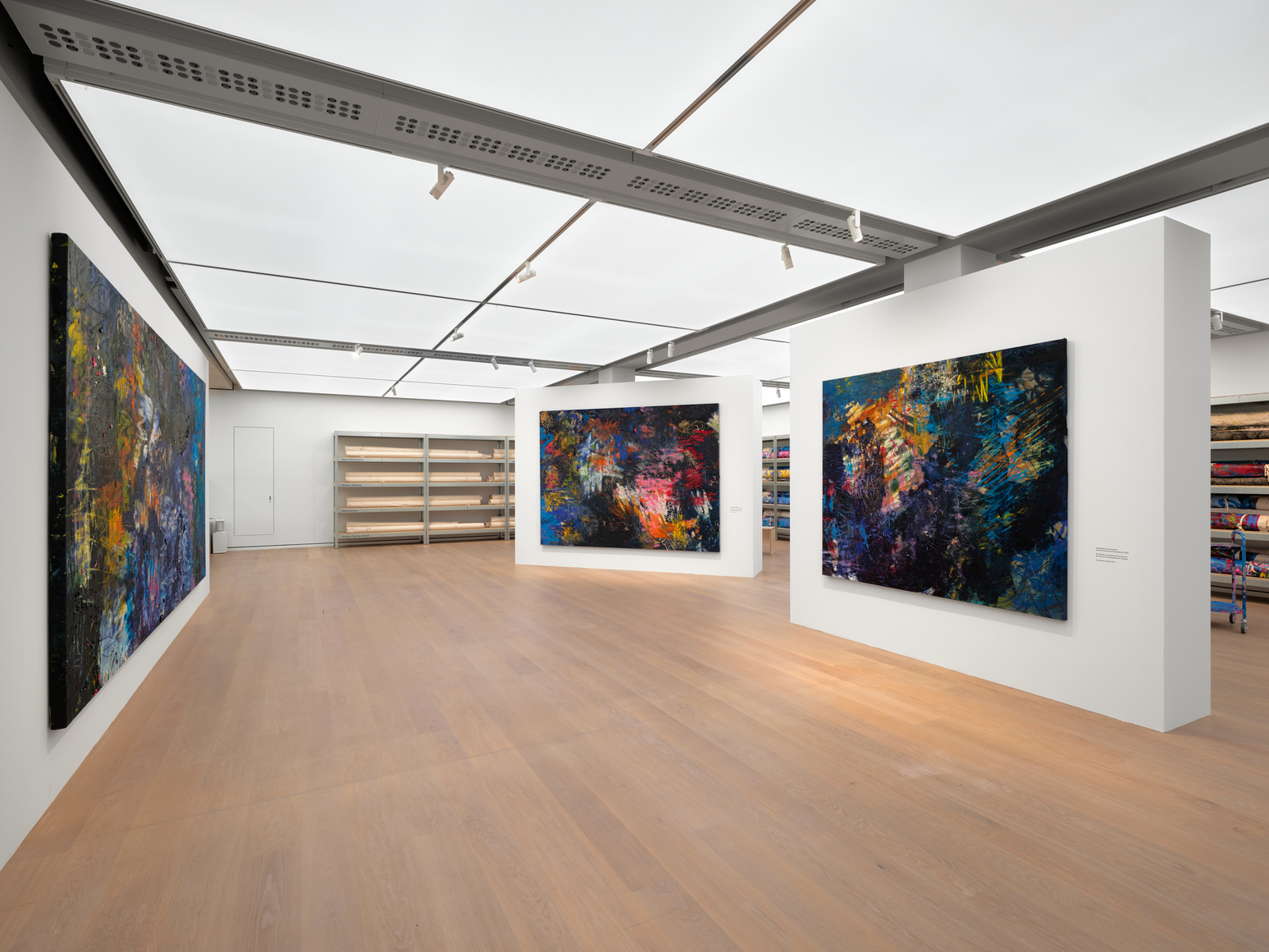 vista de instalaci&oacute;n de oscar murillo: collective osmosis, das minsk y museum barberini, potsdam, 2026. foto: tim bowdich, cortes&iacute;a del artista. copyright &copy; oscar murillo