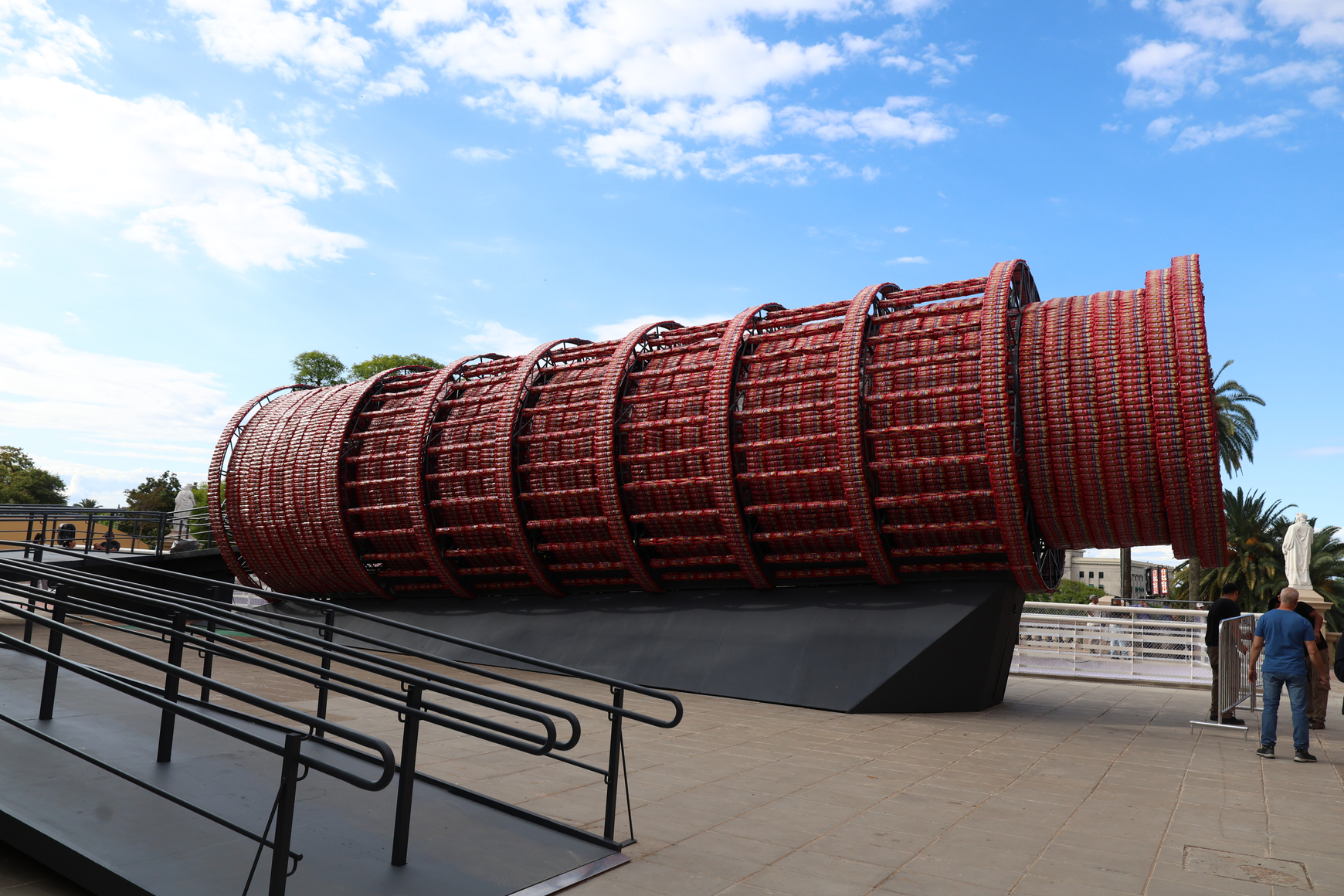vista de instalaci&oacute;n&nbsp;marta minuj&iacute;n: la&nbsp;torre de pisa de spaghettis,&nbsp;centro cultural recoleta, buenos aires, 2025. cortes&iacute;a de la artista