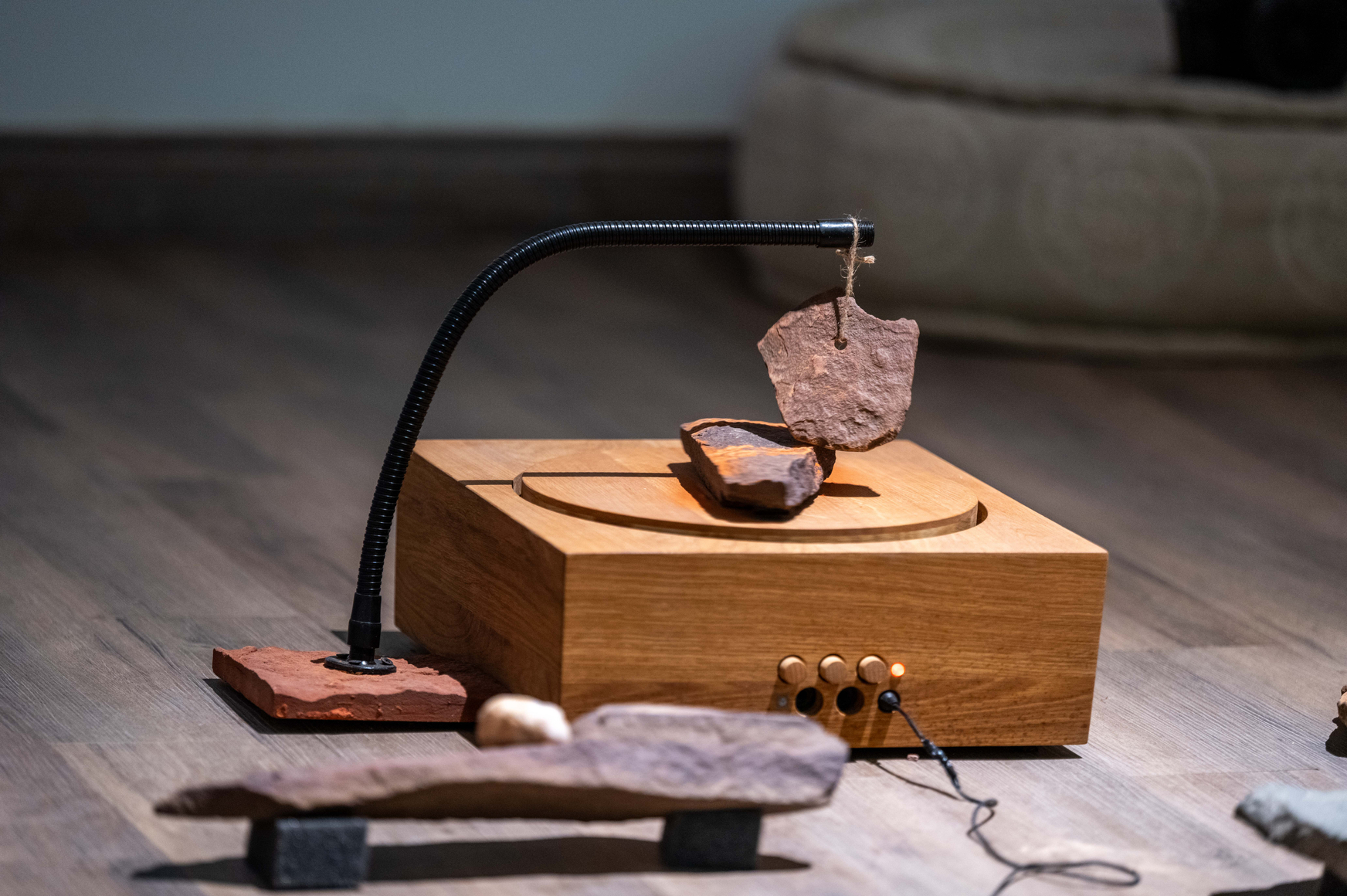 vista de instalaci&oacute;n de tarek atoui: phonolites, alwarsha, alula, 2026. foto: nick jackson, 