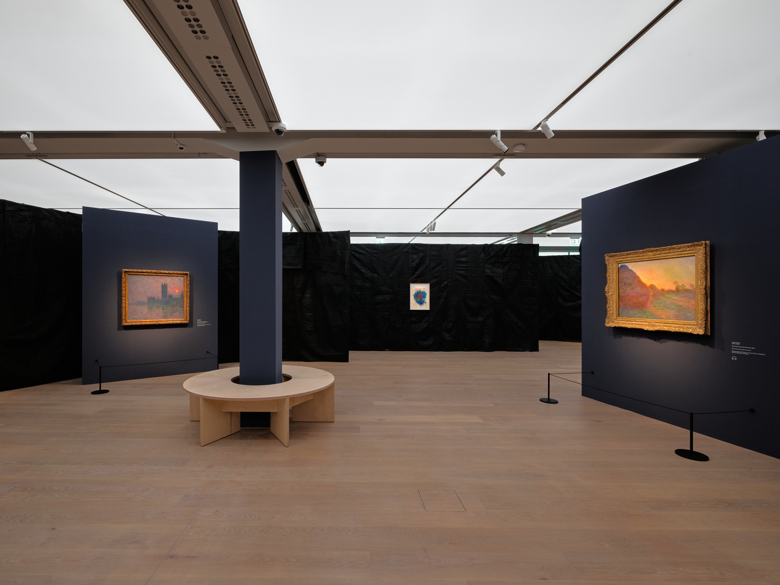 vista de instalaci&oacute;n de oscar murillo: collective osmosis, das minsk y museum barberini, potsdam, 2026. foto: tim bowdich, cortes&iacute;a del artista. copyright &copy; oscar murillo