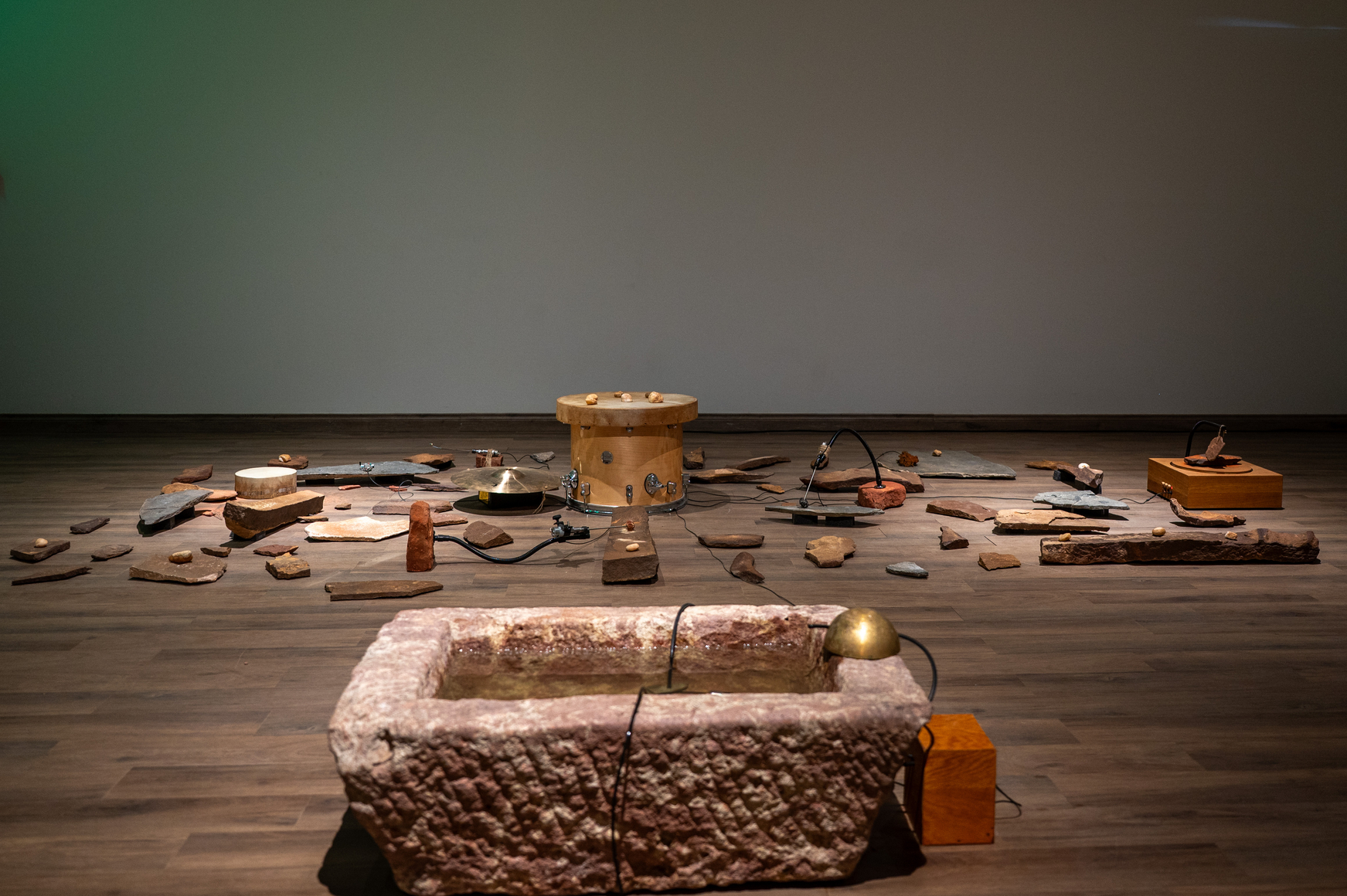 vista de instalaci&oacute;n de tarek atoui: phonolites, alwarsha, alula, 2026. foto: nick jackson, 