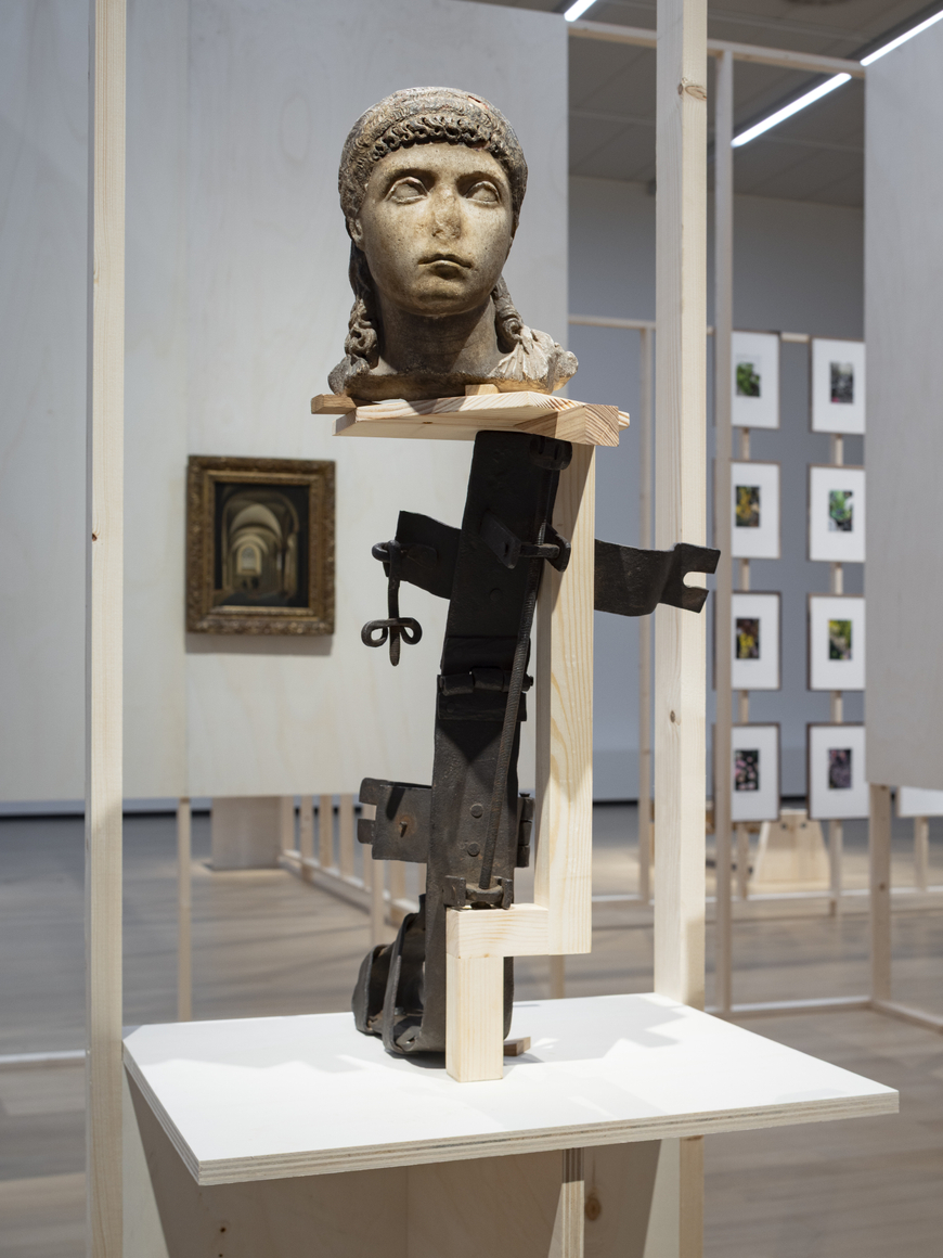 vista de instalaci&oacute;n&nbsp;danh vo, stedelijk museum amsterdam, 2026. foto: peter tijhuis