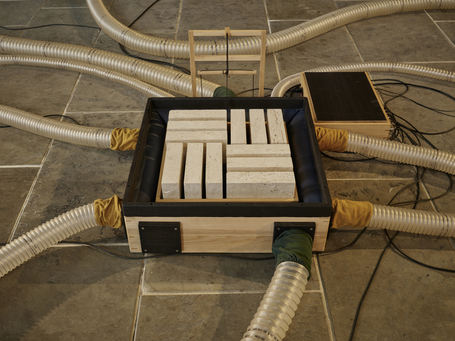 vista de instalaci&oacute;n de tarek atoui: souffle continu, sunflowers, irish museum of modern art (imma), dubl&iacute;n, 2026. foto: ros kavanagh, 