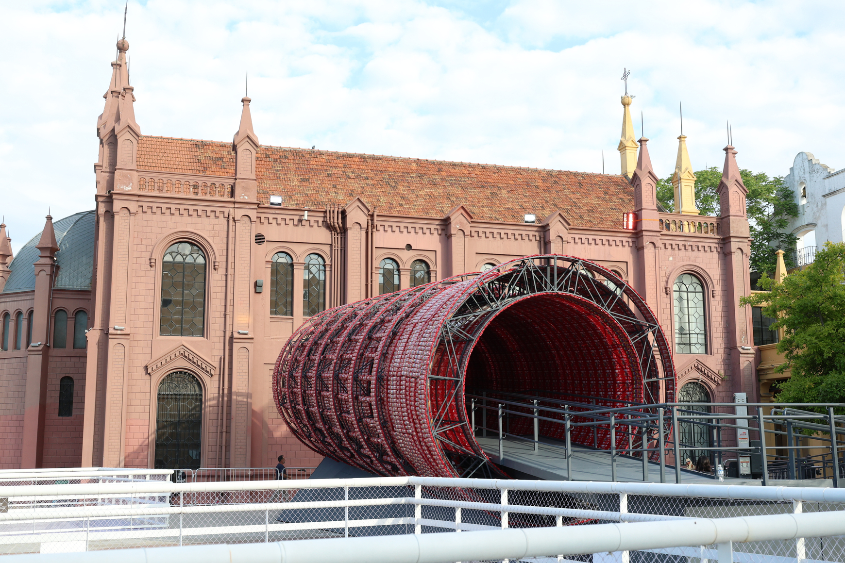 vista de instalaci&oacute;n&nbsp;marta minuj&iacute;n: la&nbsp;torre de pisa de spaghettis,&nbsp;centro cultural recoleta, buenos aires, 2025. cortes&iacute;a de la artista