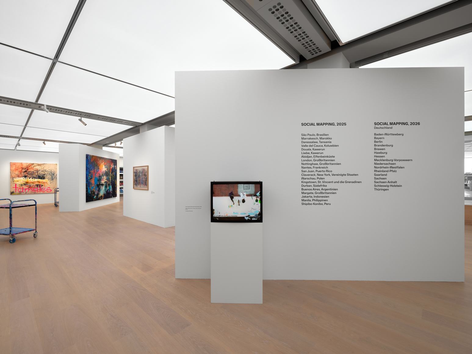 vista de instalaci&oacute;n de oscar murillo: collective osmosis, das minsk y museum barberini, potsdam, 2026. foto: tim bowdich, cortes&iacute;a del artista. copyright &copy; oscar murillo